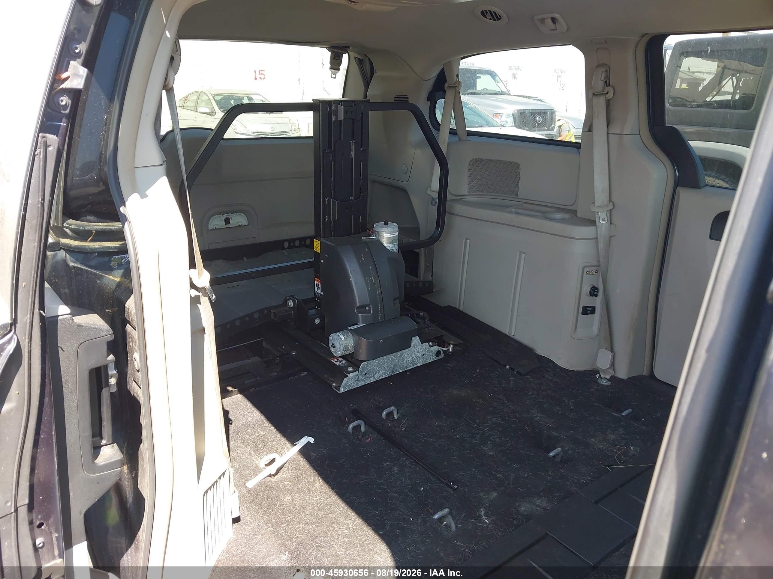 2013 Chrysler Town & Country Touring Blue vin: 2C4RC1BG4DR595171