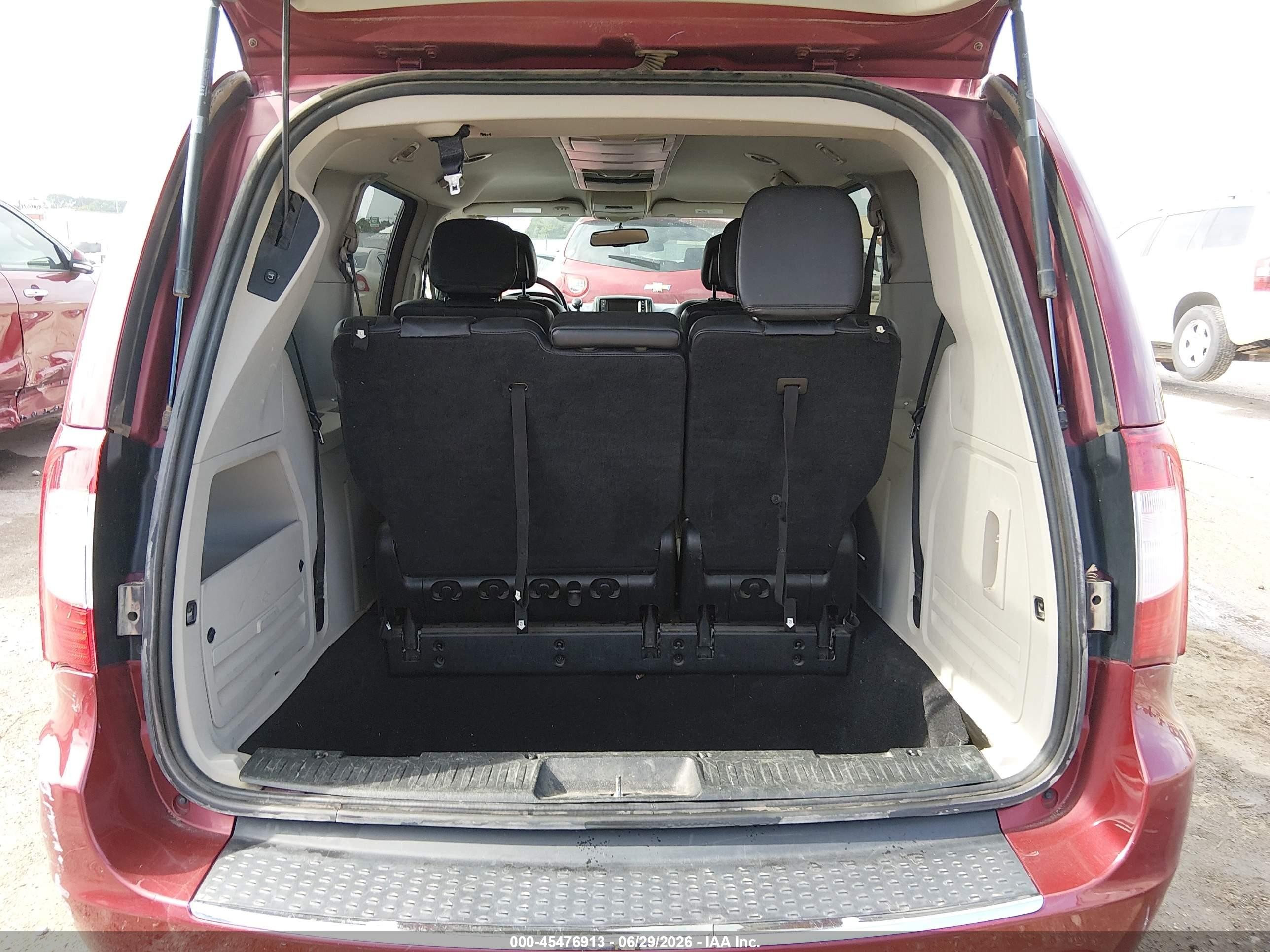 2013 Chrysler Town & Country Touring Red vin: 2C4RC1BG4DR657491