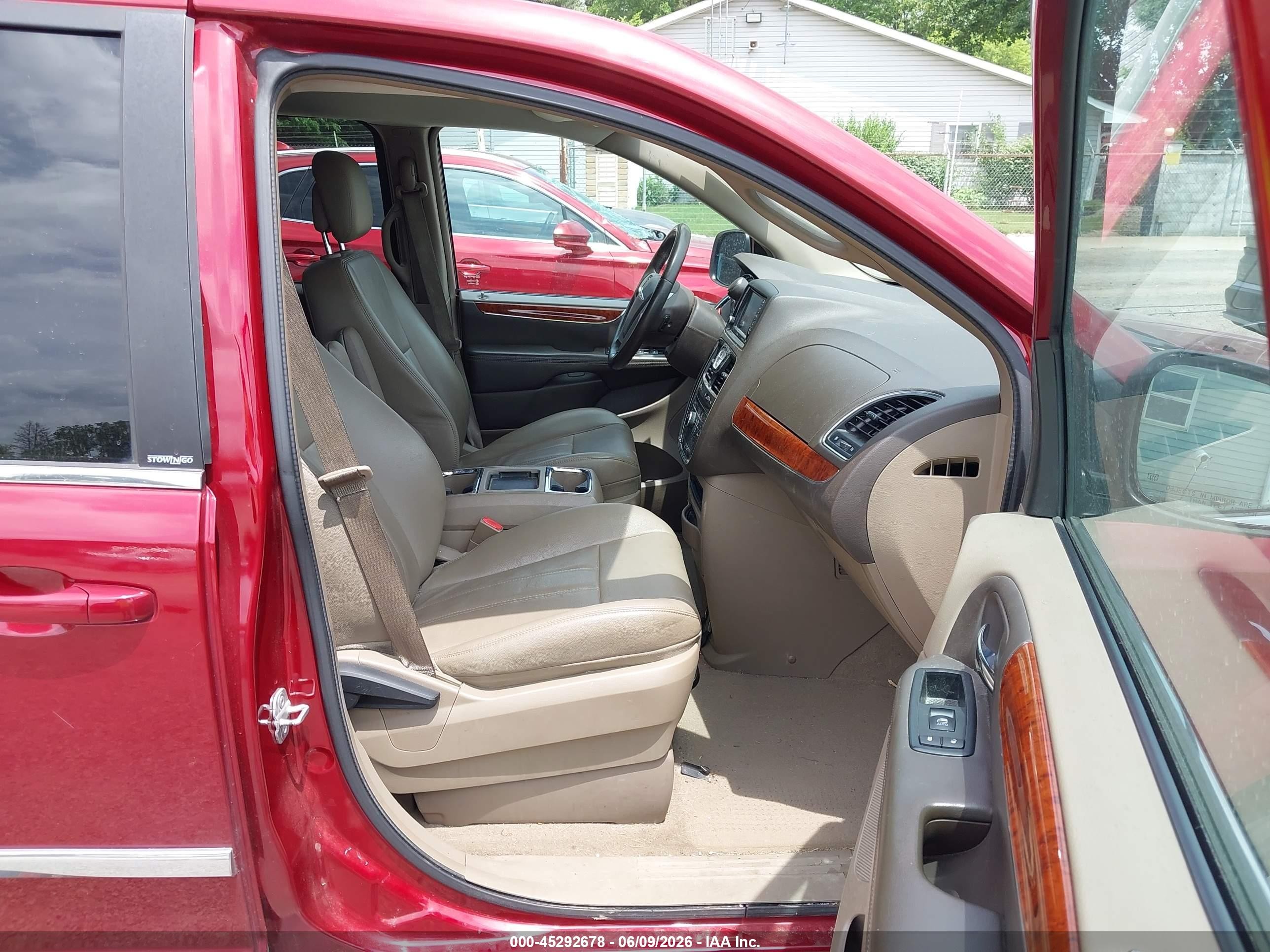2013 Chrysler Town & Country Touring Red vin: 2C4RC1BG4DR734795