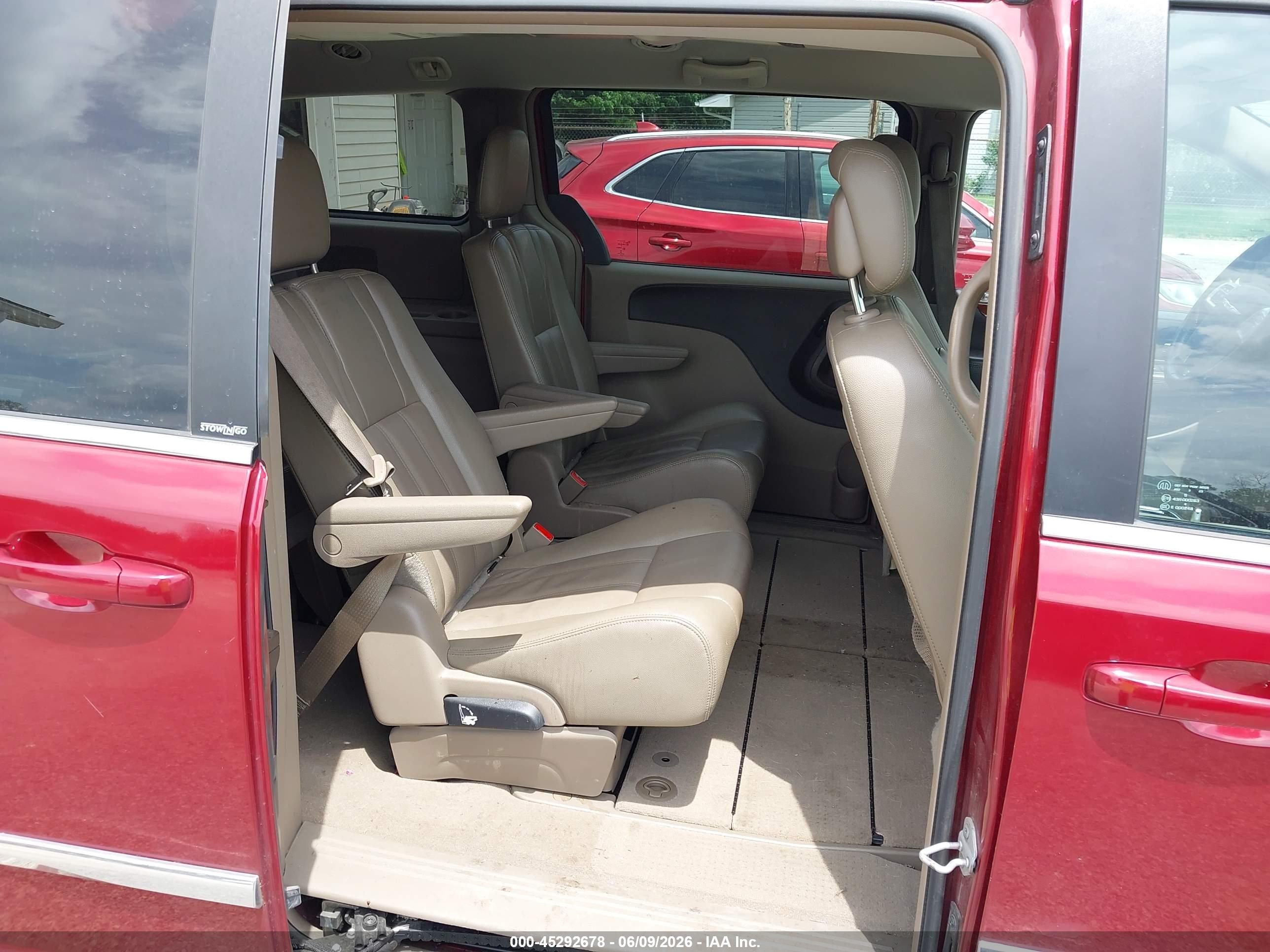 2013 Chrysler Town & Country Touring Red vin: 2C4RC1BG4DR734795