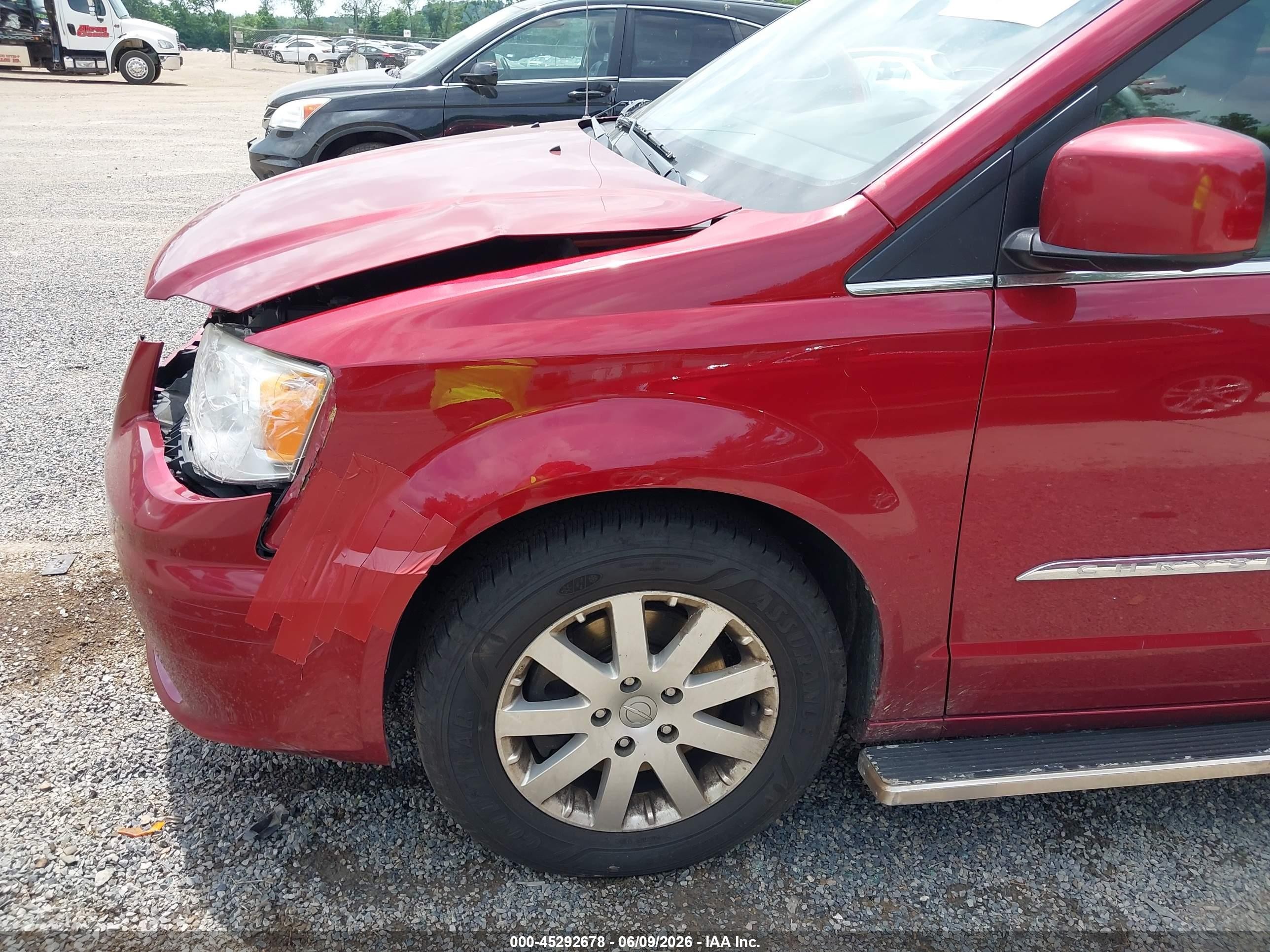 2013 Chrysler Town & Country Touring Red vin: 2C4RC1BG4DR734795