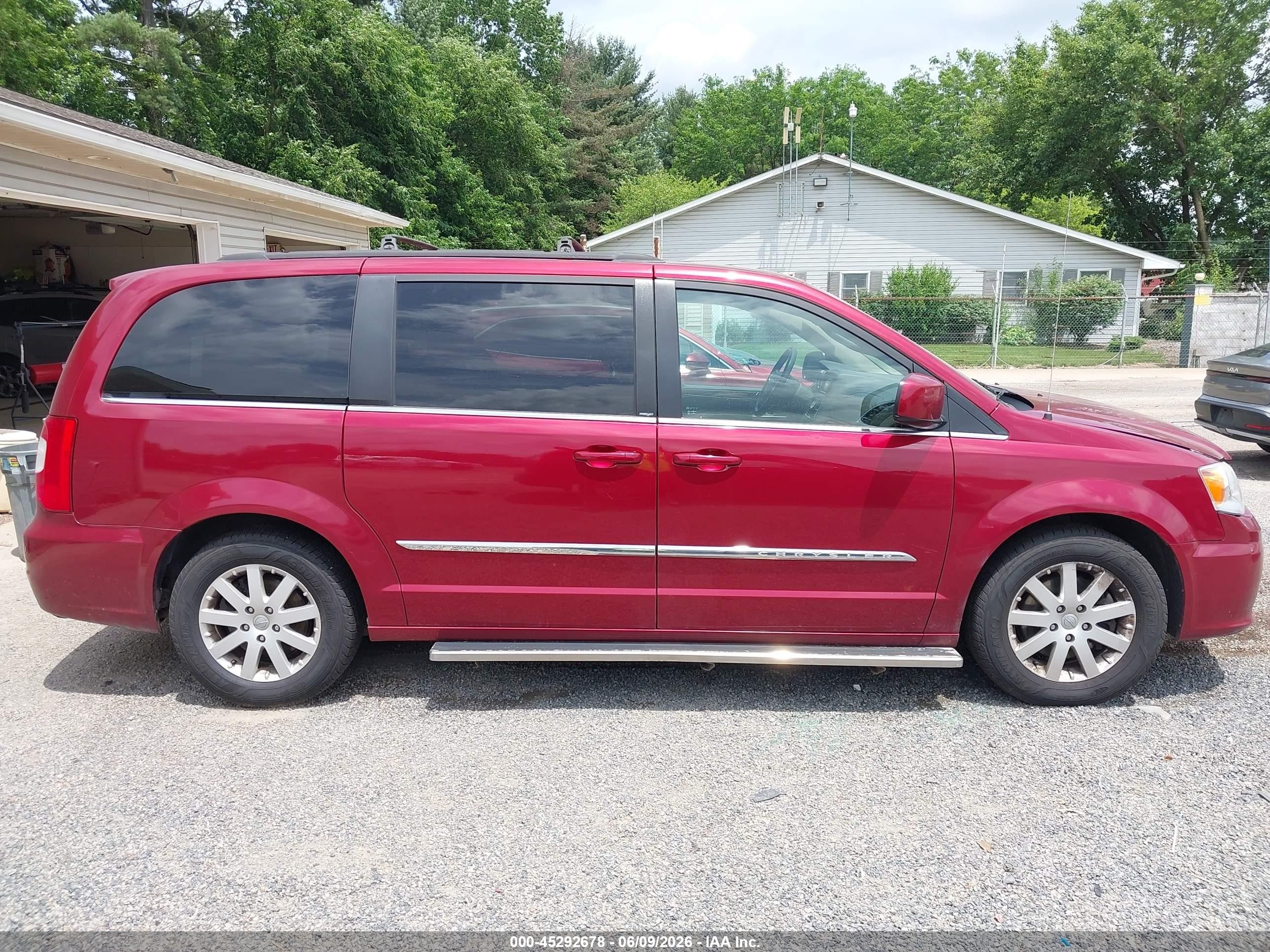 2013 Chrysler Town & Country Touring Red vin: 2C4RC1BG4DR734795