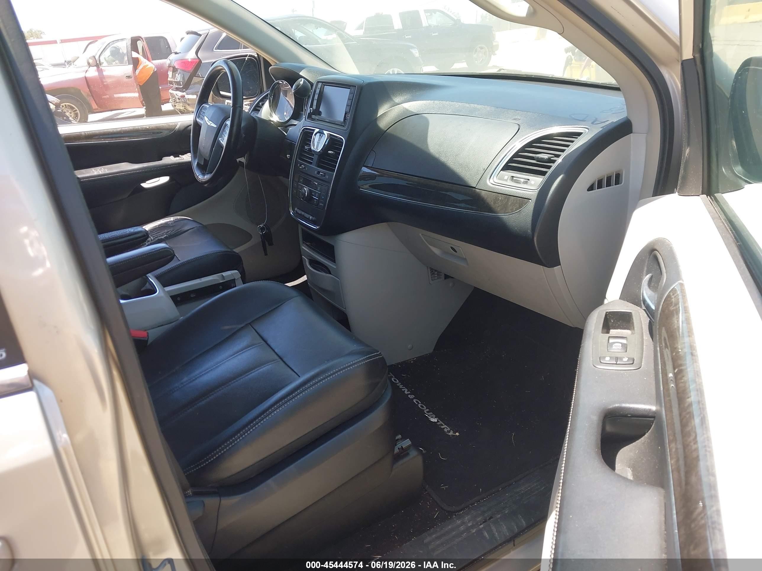2013 Chrysler Town & Country Touring Золотой vin: 2C4RC1BG4DR743531