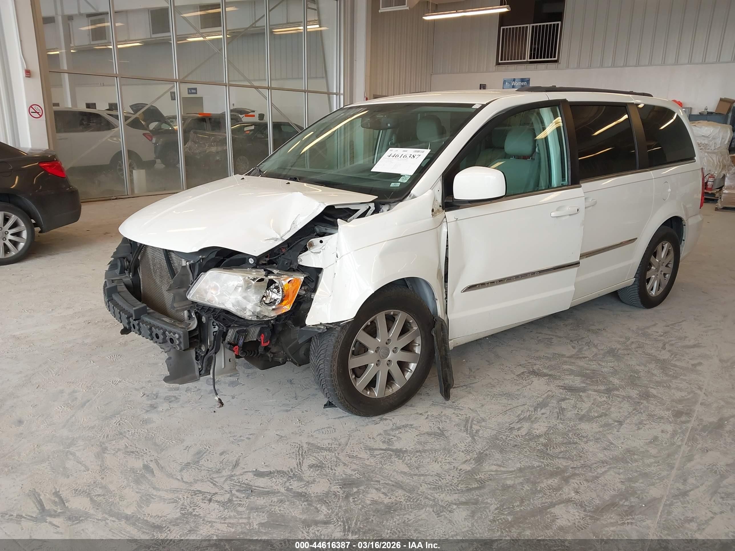 2013 Chrysler Town & Country Touring White vin: 2C4RC1BG4DR778098
