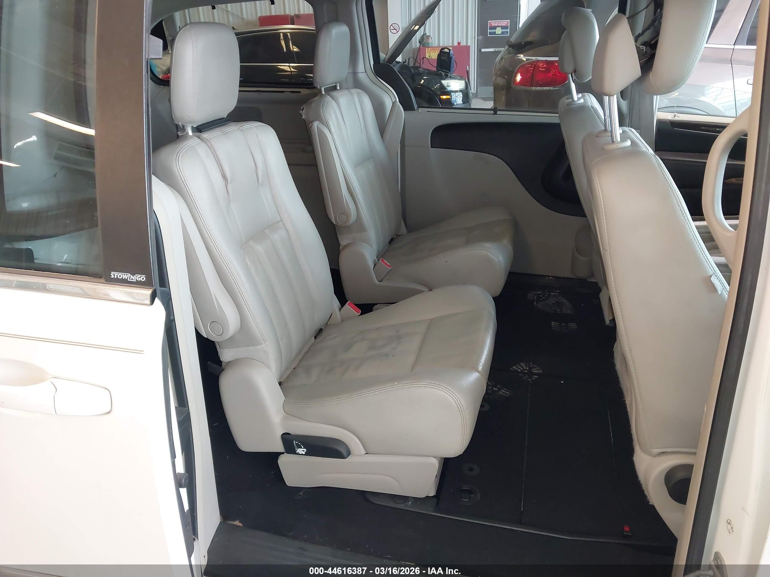 2013 Chrysler Town & Country Touring White vin: 2C4RC1BG4DR778098