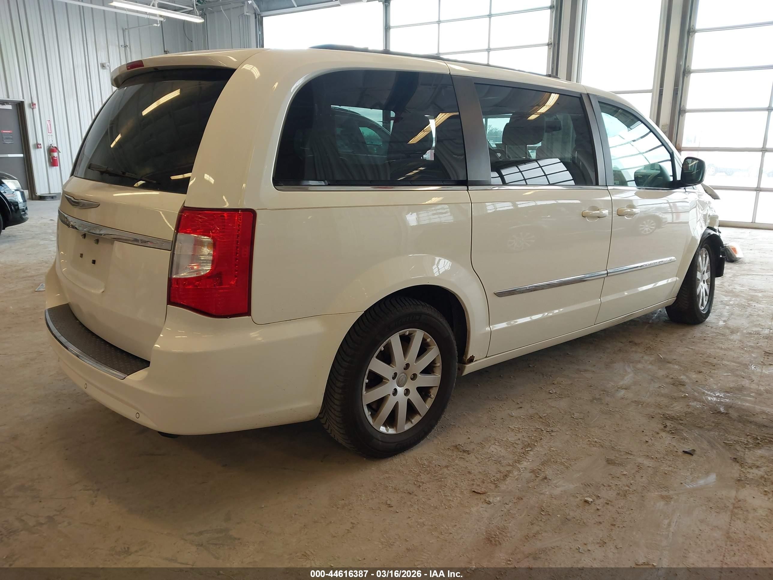 2013 Chrysler Town & Country Touring White vin: 2C4RC1BG4DR778098