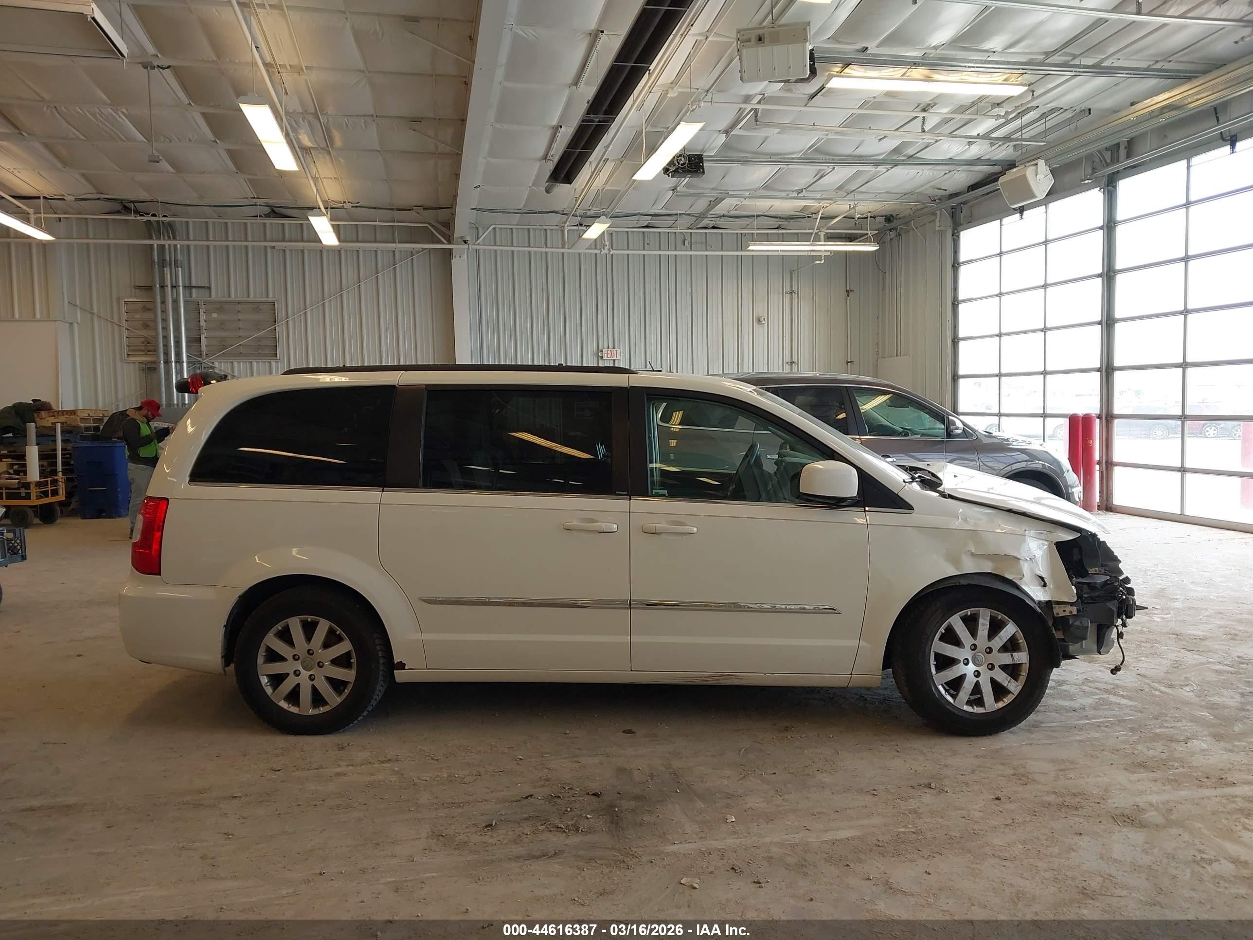 2013 Chrysler Town & Country Touring White vin: 2C4RC1BG4DR778098