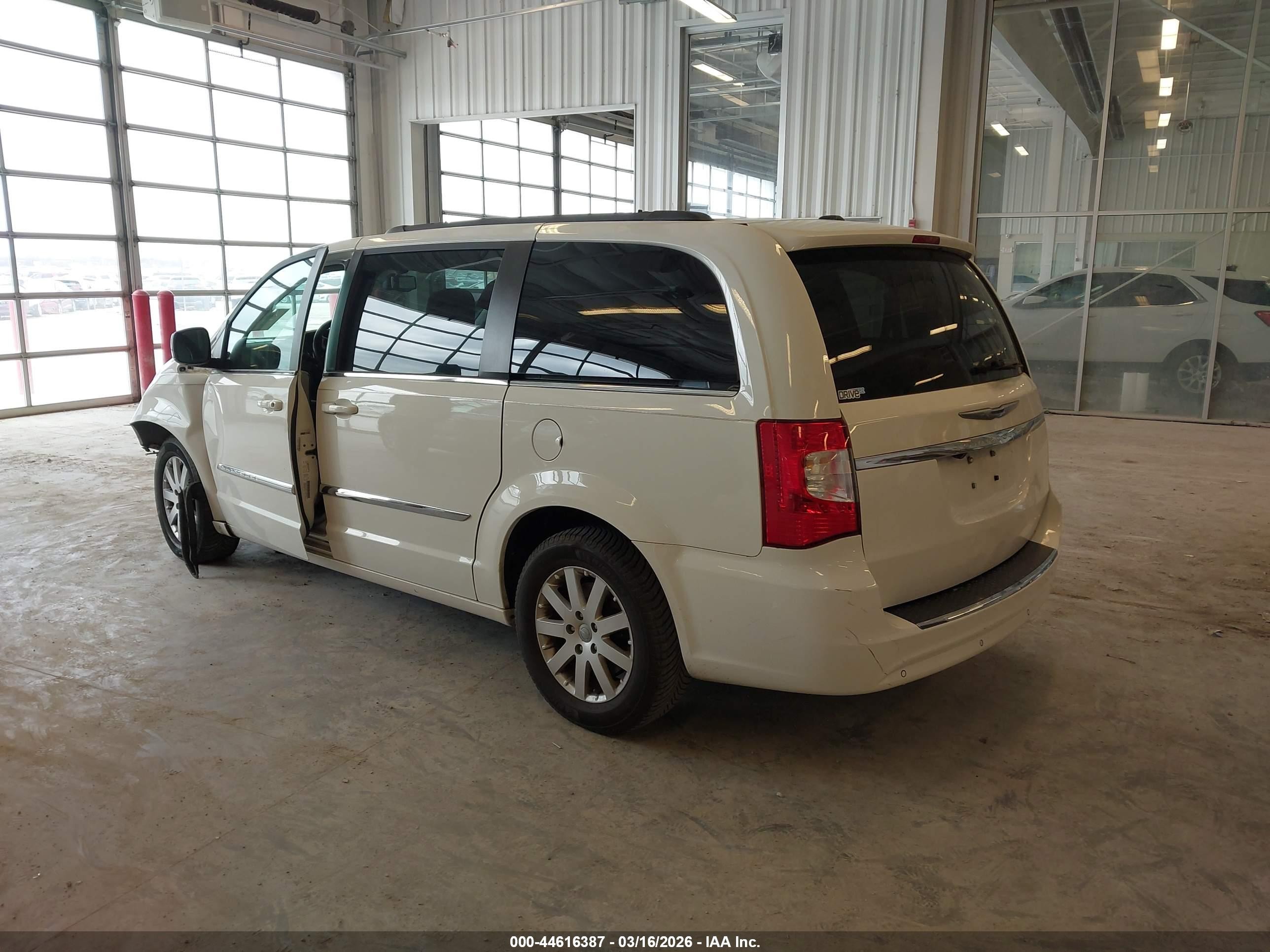 2013 Chrysler Town & Country Touring White vin: 2C4RC1BG4DR778098