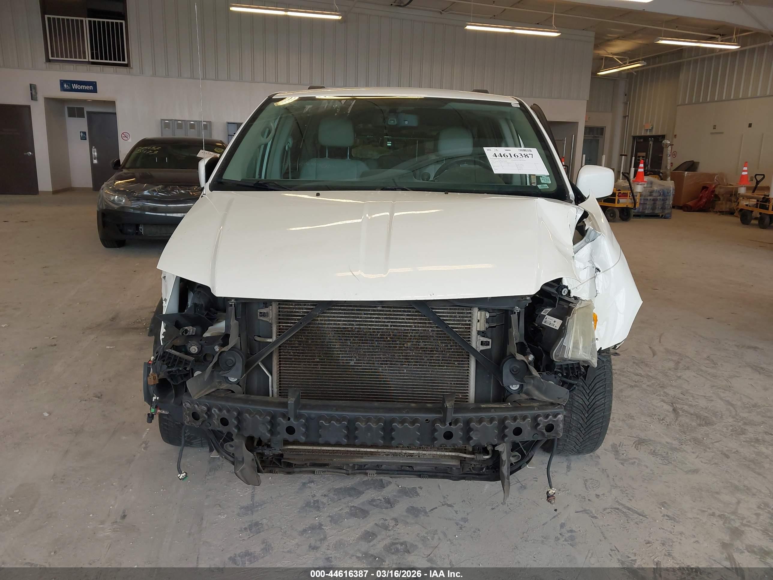 2013 Chrysler Town & Country Touring White vin: 2C4RC1BG4DR778098