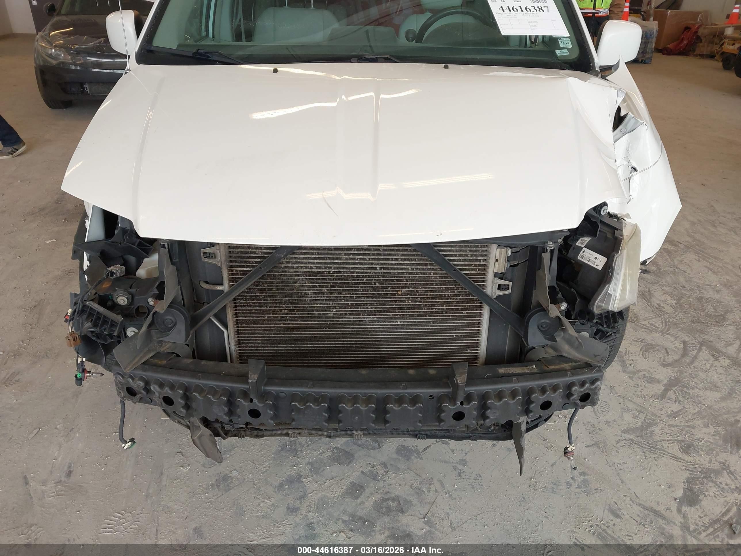 2013 Chrysler Town & Country Touring White vin: 2C4RC1BG4DR778098