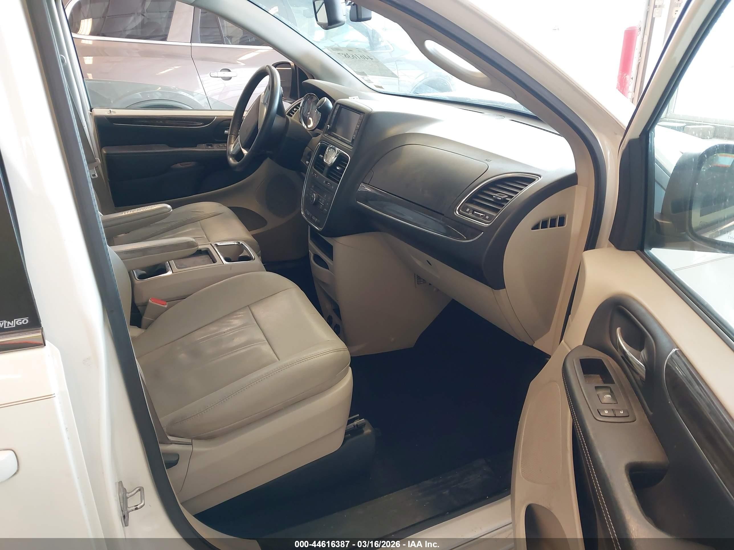 2013 Chrysler Town & Country Touring White vin: 2C4RC1BG4DR778098