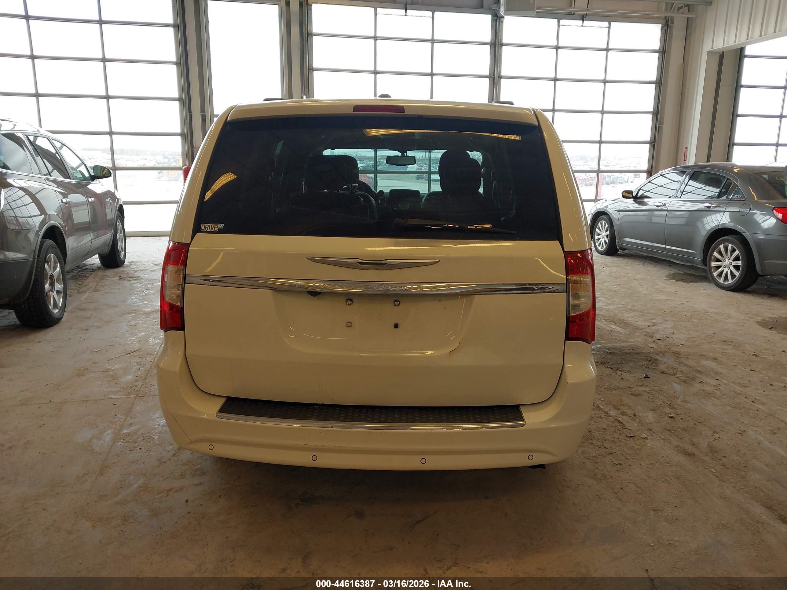 2013 Chrysler Town & Country Touring White vin: 2C4RC1BG4DR778098