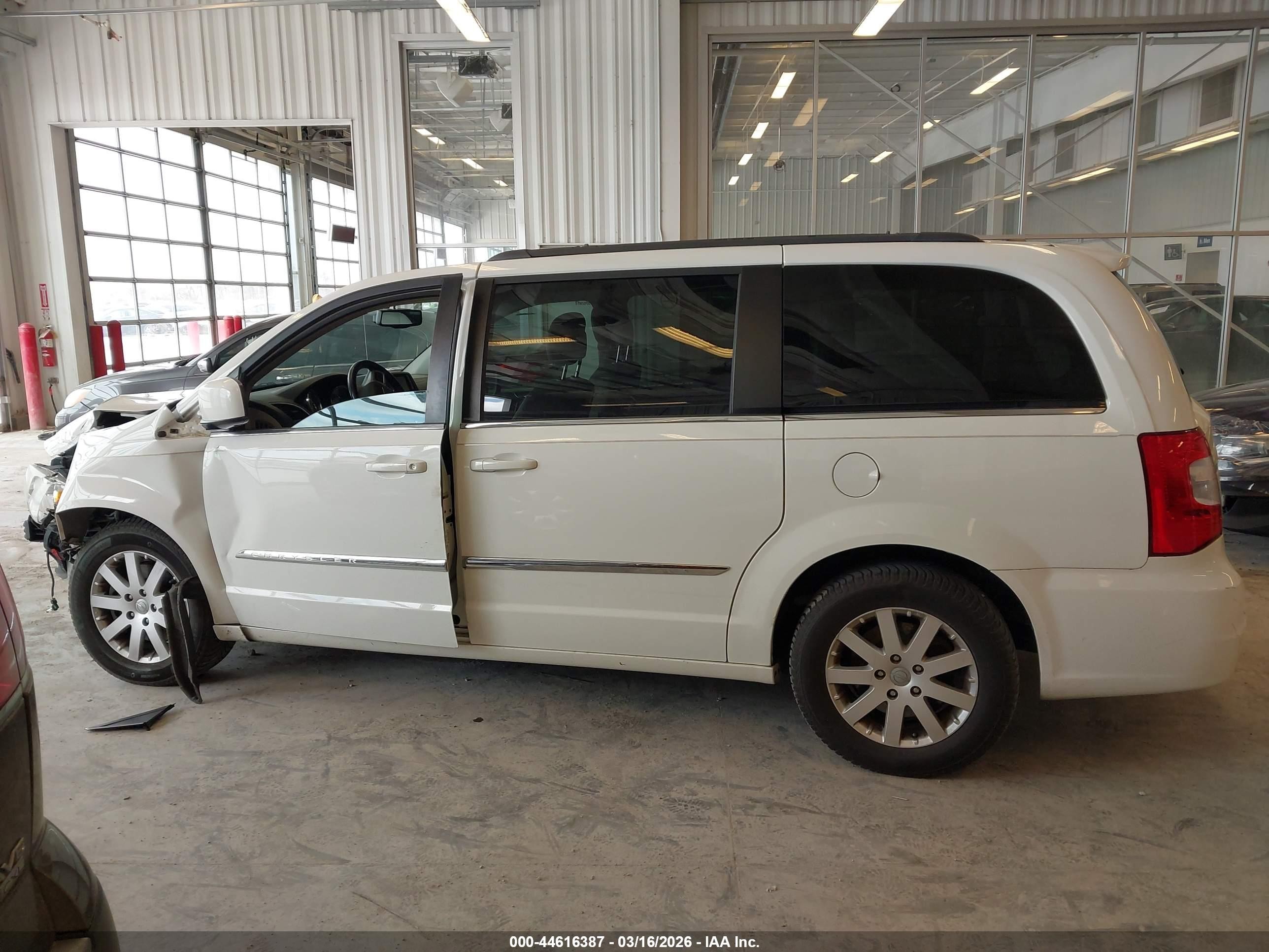 2013 Chrysler Town & Country Touring White vin: 2C4RC1BG4DR778098