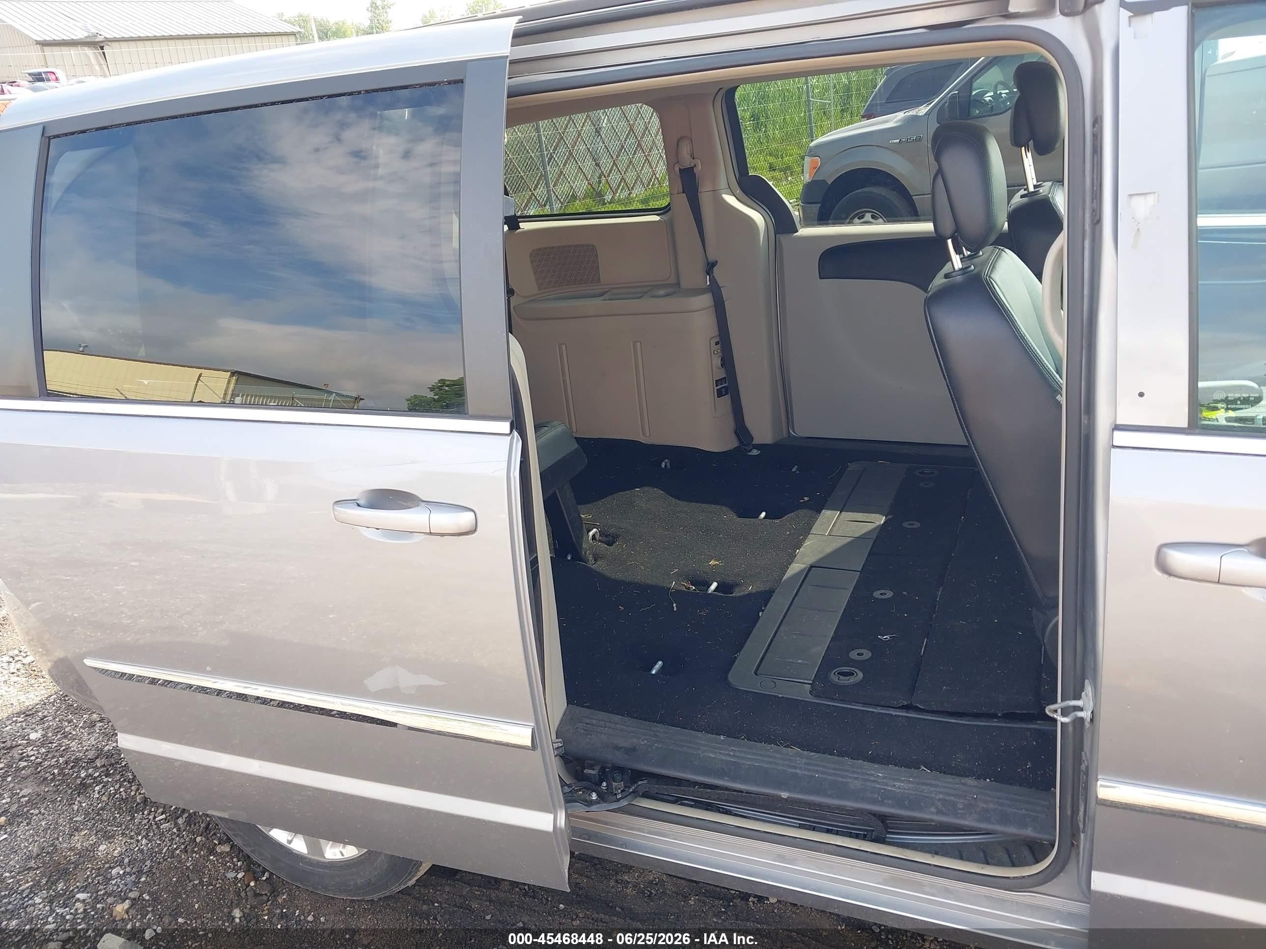 2014 Chrysler Town & Country Touring Серебряный vin: 2C4RC1BG4ER159759