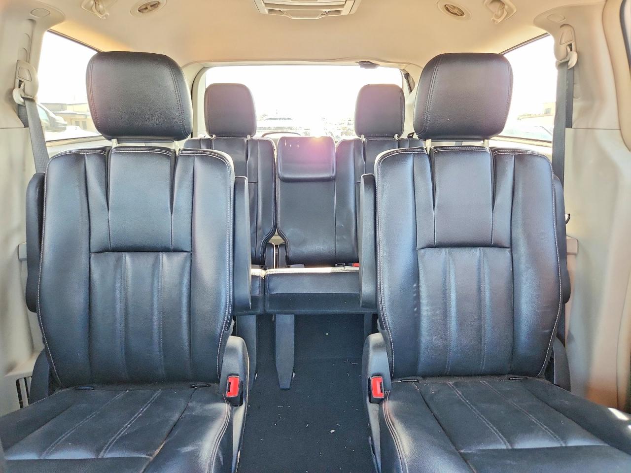 2014 Chrysler Town & Country Touring White vin: 2C4RC1BG4ER246657