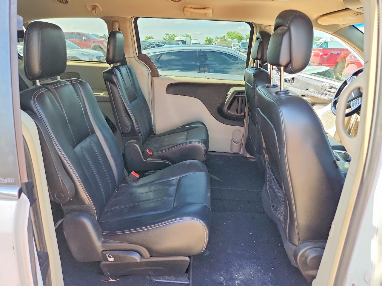 2014 Chrysler Town & Country Touring White vin: 2C4RC1BG4ER246657