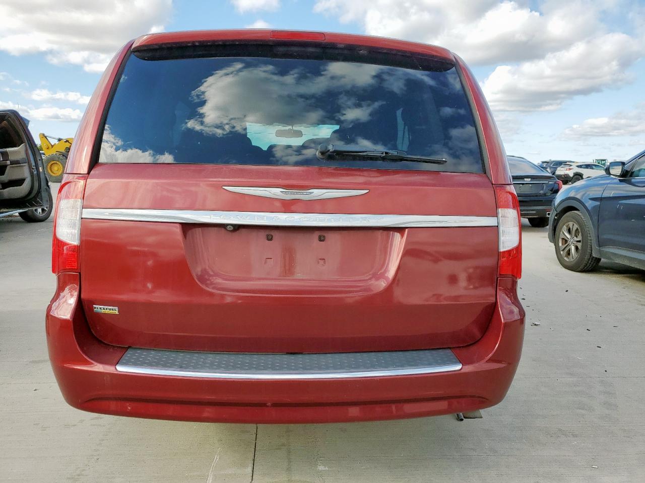 2014 Chrysler Town & Country Touring Red vin: 2C4RC1BG4ER270893