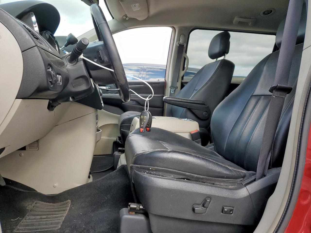 2014 Chrysler Town & Country Touring Red vin: 2C4RC1BG4ER270893