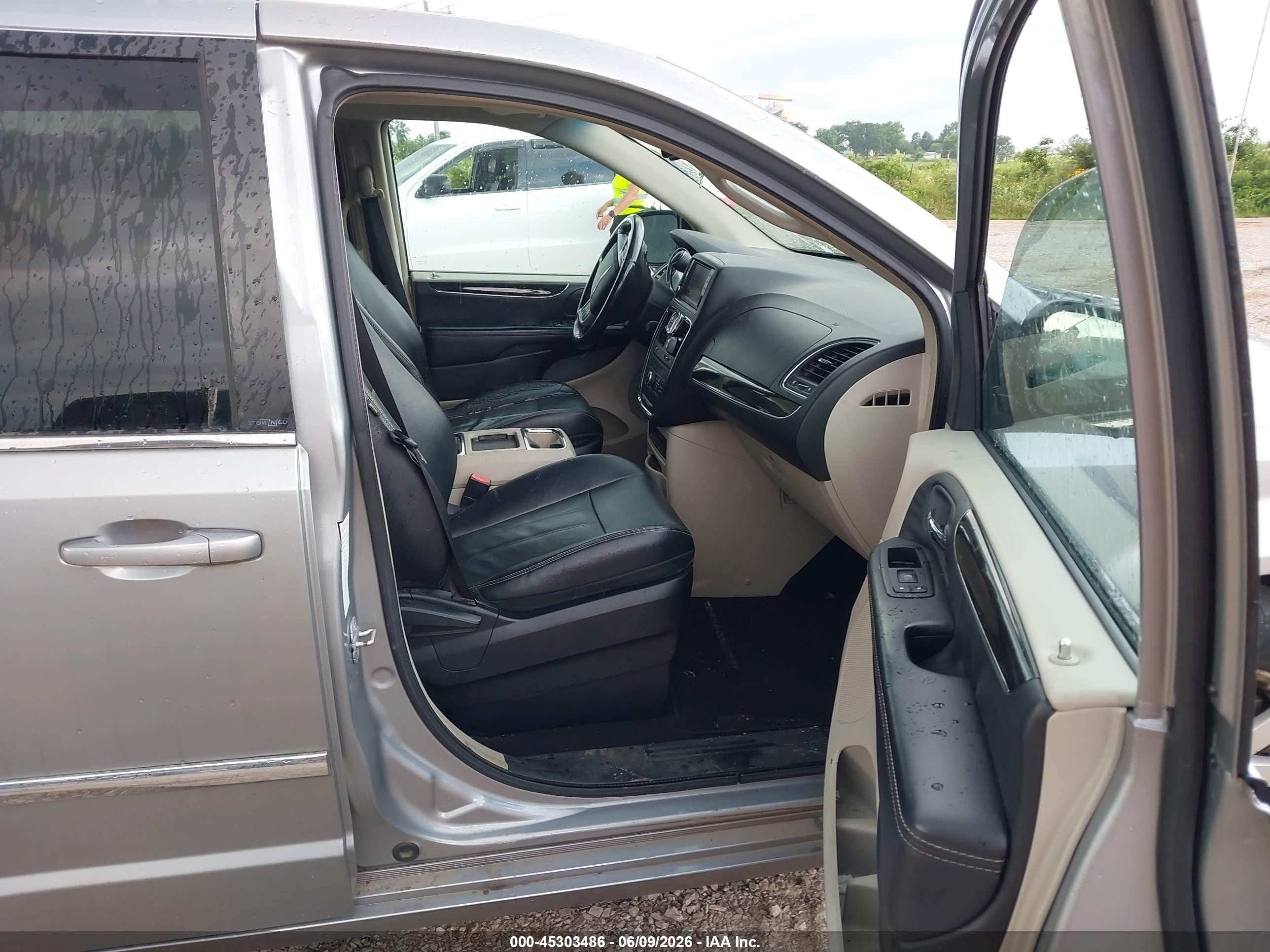 2014 Chrysler Town & Country Touring Red vin: 2C4RC1BG4ER292330