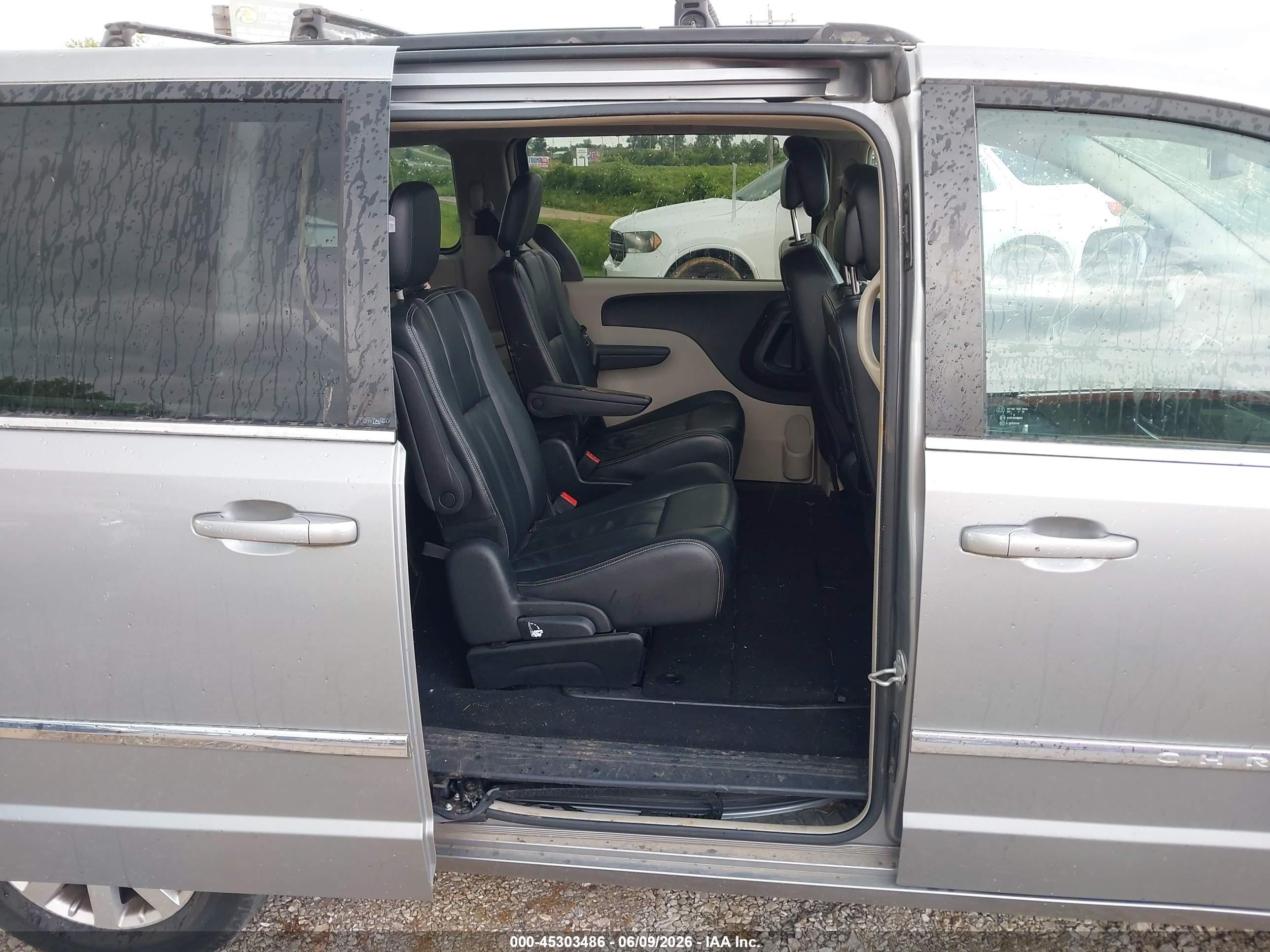 2014 Chrysler Town & Country Touring Red vin: 2C4RC1BG4ER292330