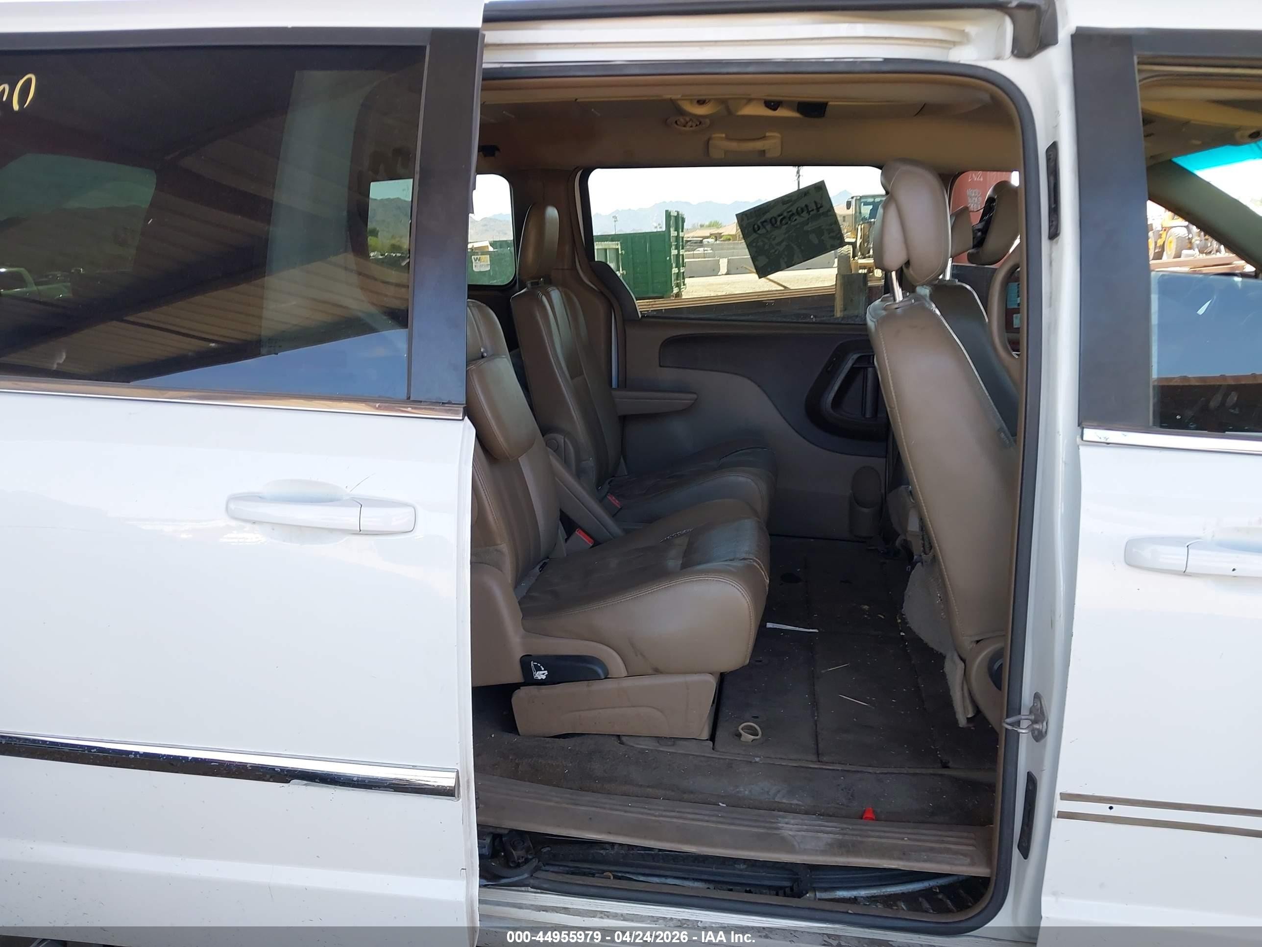 2014 Chrysler Town & Country Touring White vin: 2C4RC1BG4ER396106