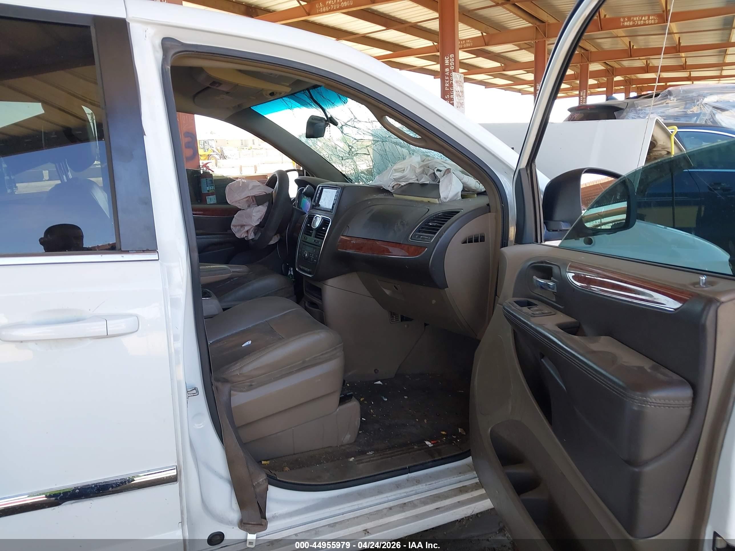 2014 Chrysler Town & Country Touring White vin: 2C4RC1BG4ER396106