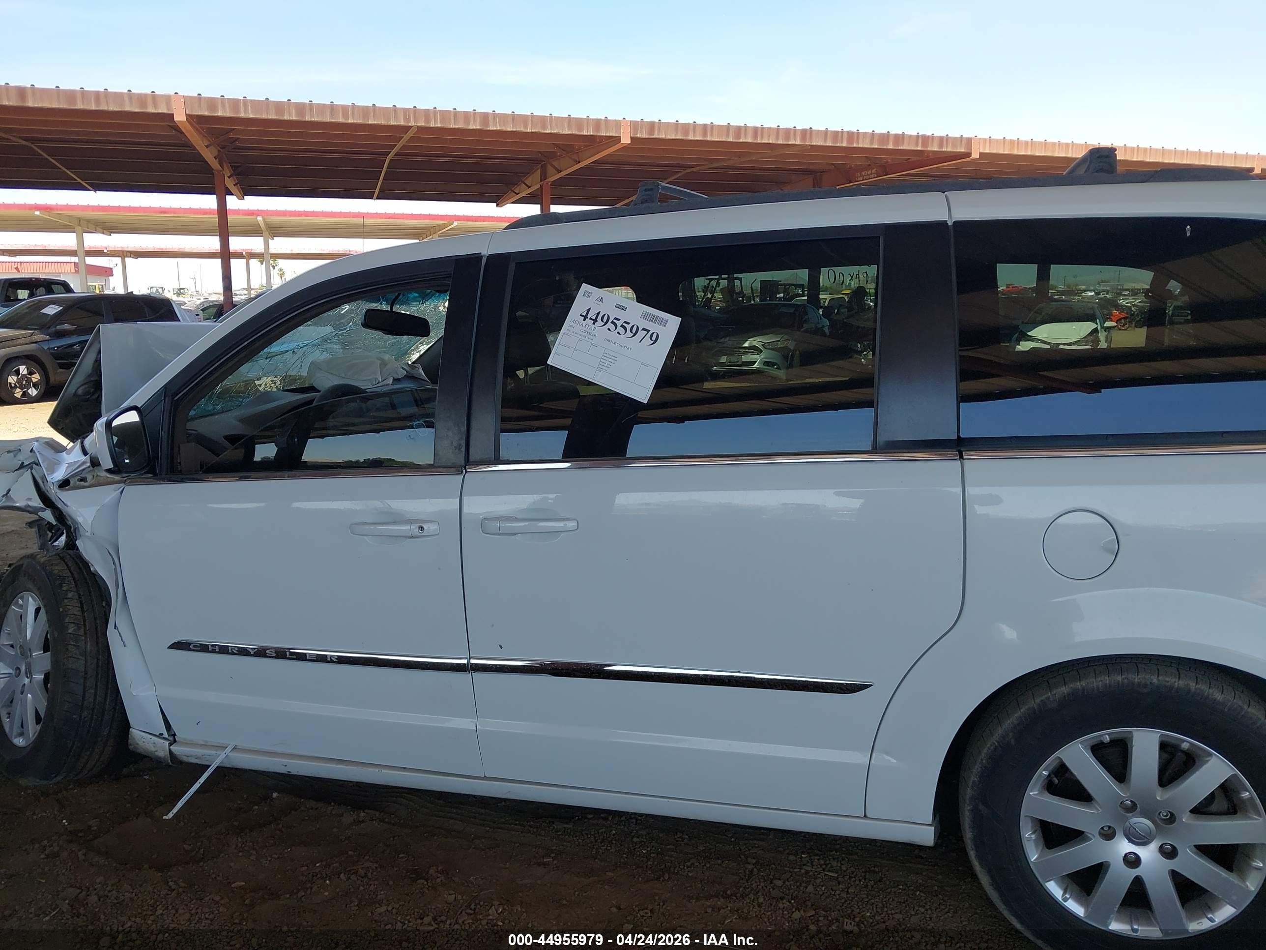 2014 Chrysler Town & Country Touring White vin: 2C4RC1BG4ER396106