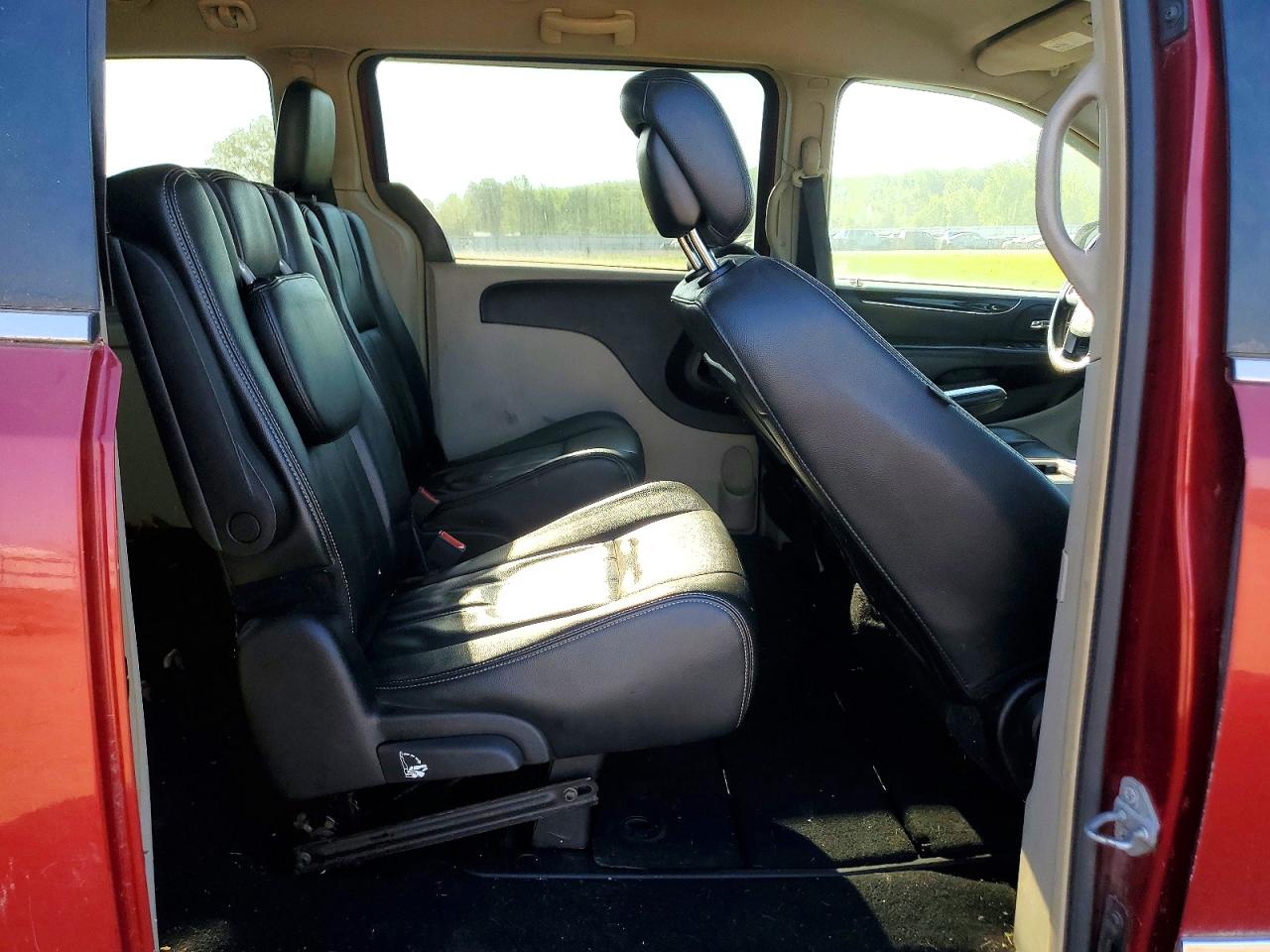 2014 Chrysler Town & Country Touring Red vin: 2C4RC1BG4ER396218