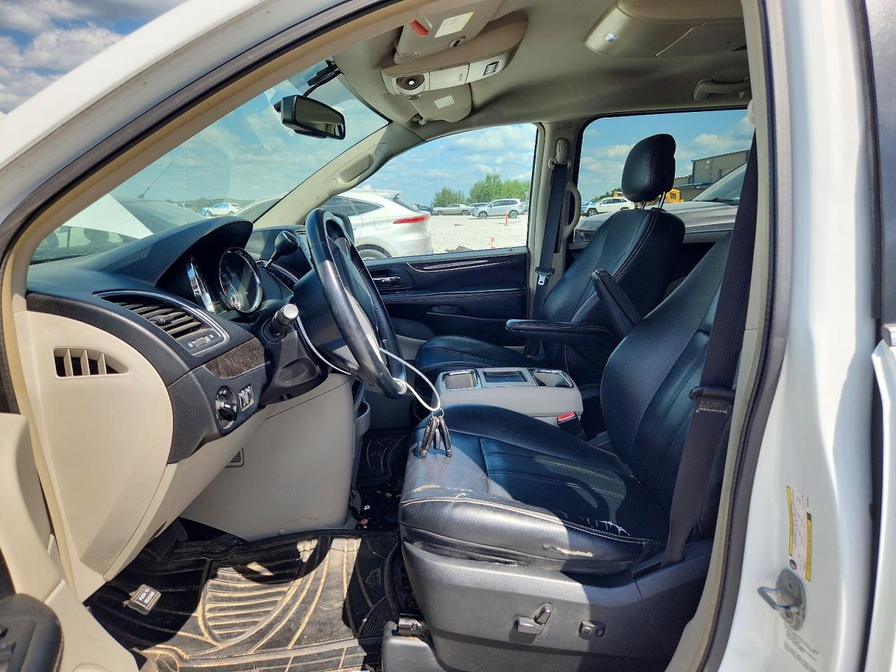 2014 Chrysler Town & Country Touring White vin: 2C4RC1BG4ER402342