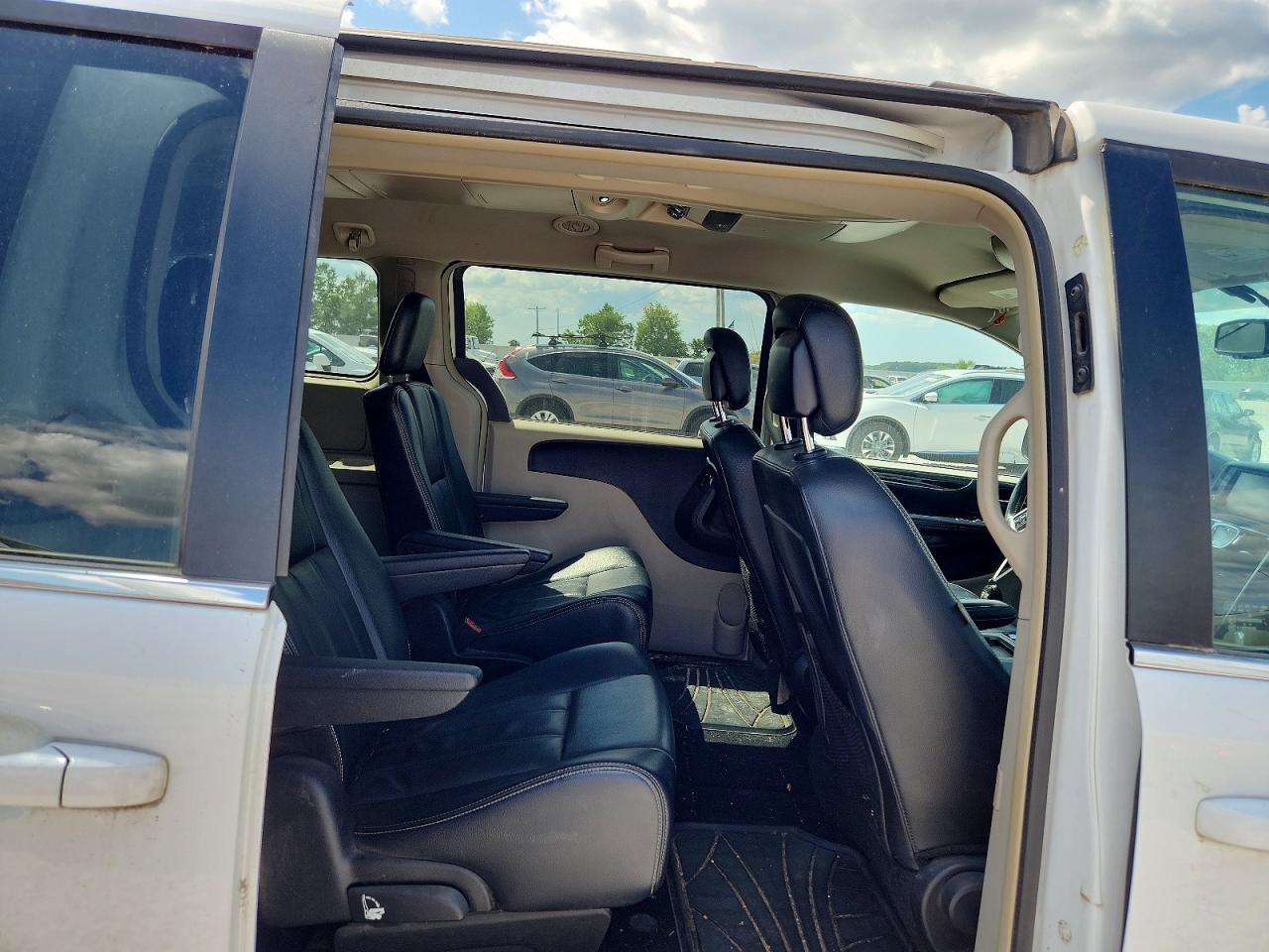 2014 Chrysler Town & Country Touring White vin: 2C4RC1BG4ER402342