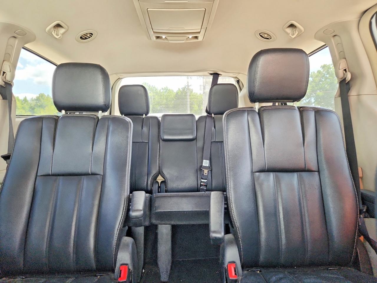2014 Chrysler Town & Country Touring White vin: 2C4RC1BG4ER402342