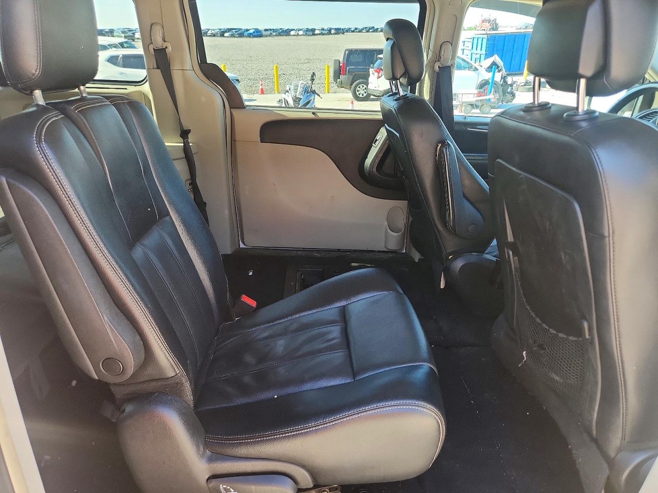 2015 Chrysler Town & Country Touring White vin: 2C4RC1BG4FR525270
