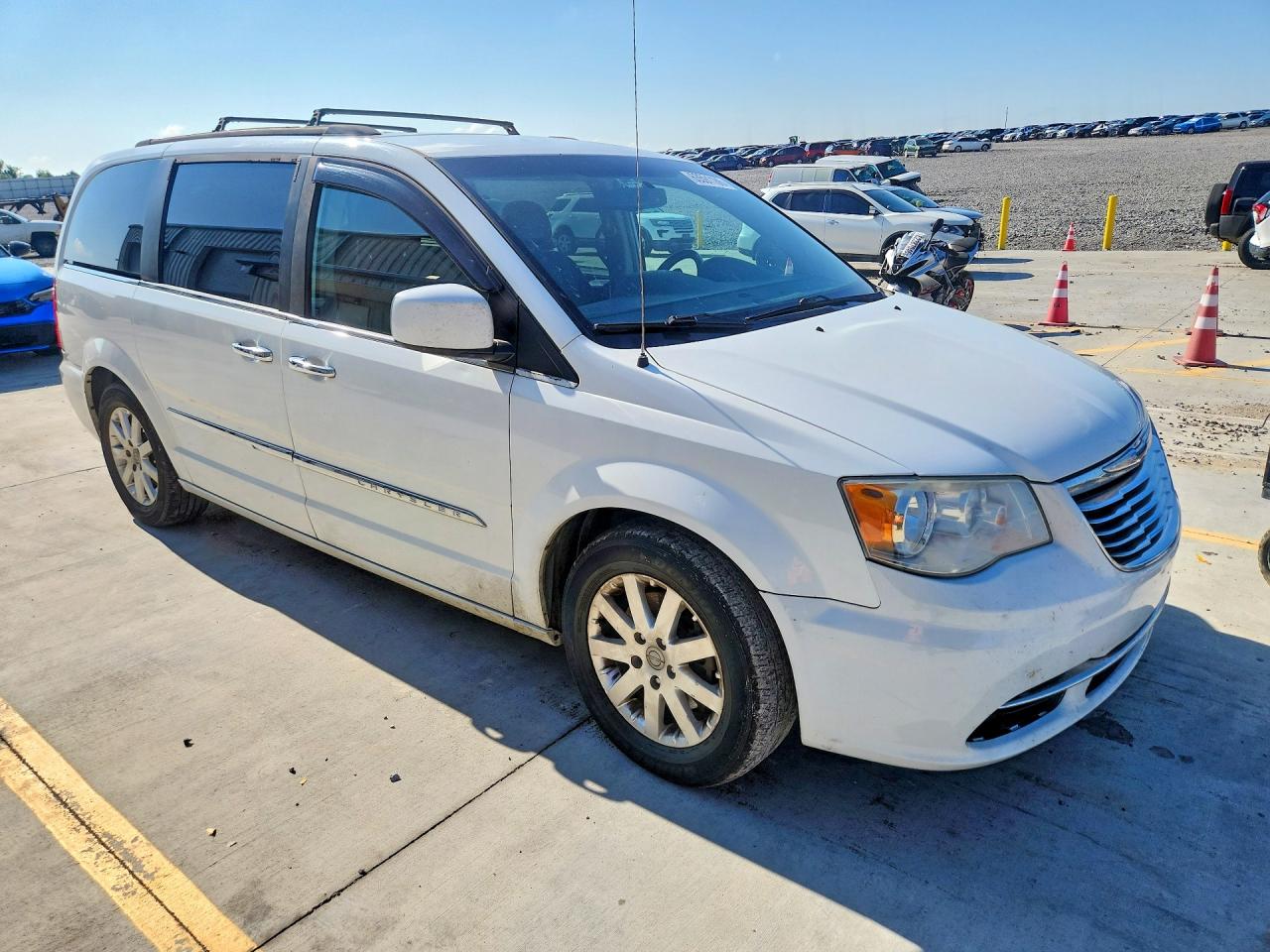 2015 Chrysler Town & Country Touring White vin: 2C4RC1BG4FR525270