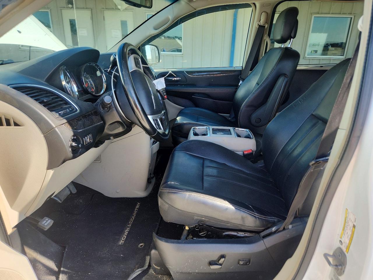 2015 Chrysler Town & Country Touring White vin: 2C4RC1BG4FR525270