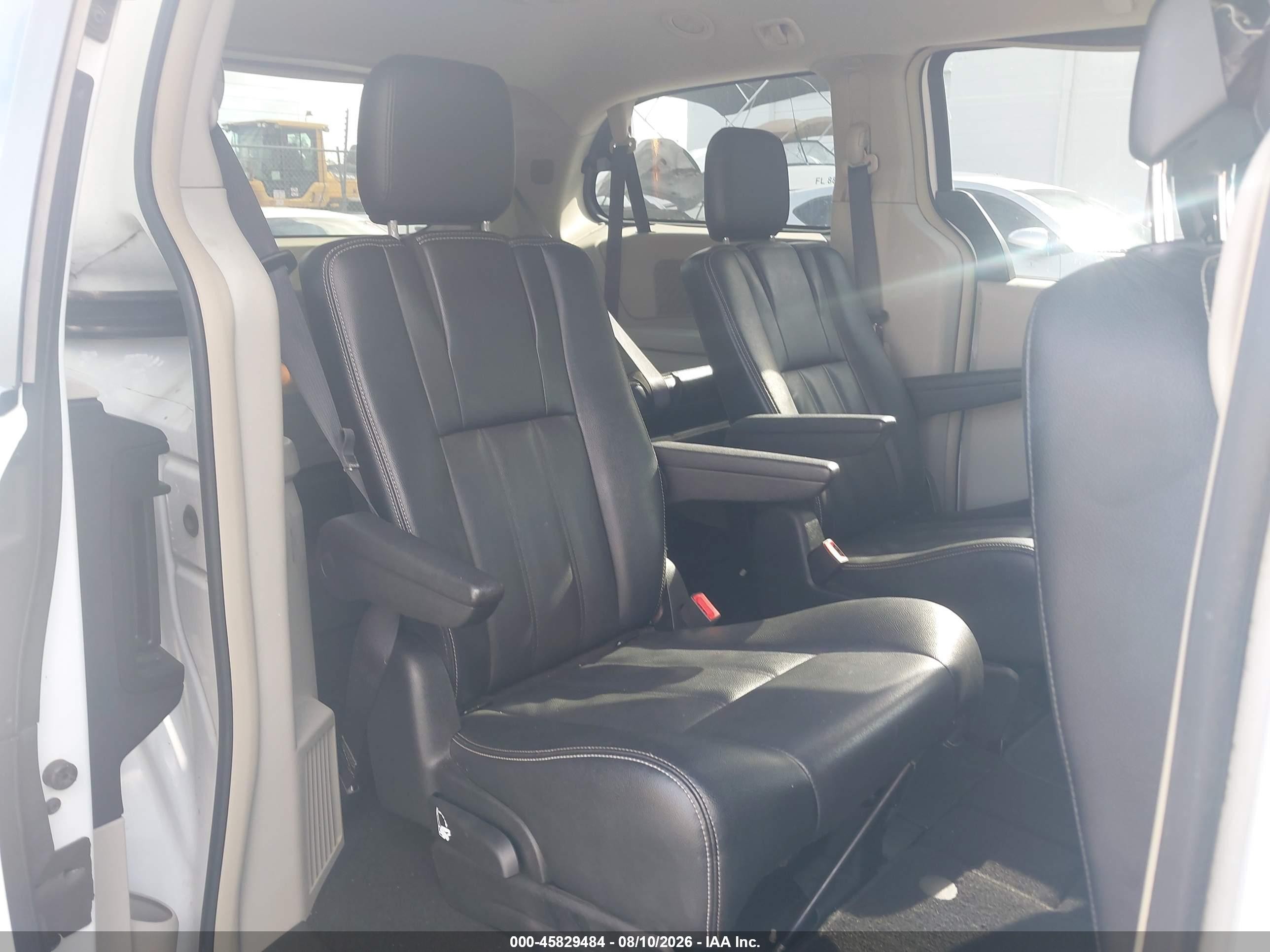 2015 Chrysler Town & Country Touring White vin: 2C4RC1BG4FR551559