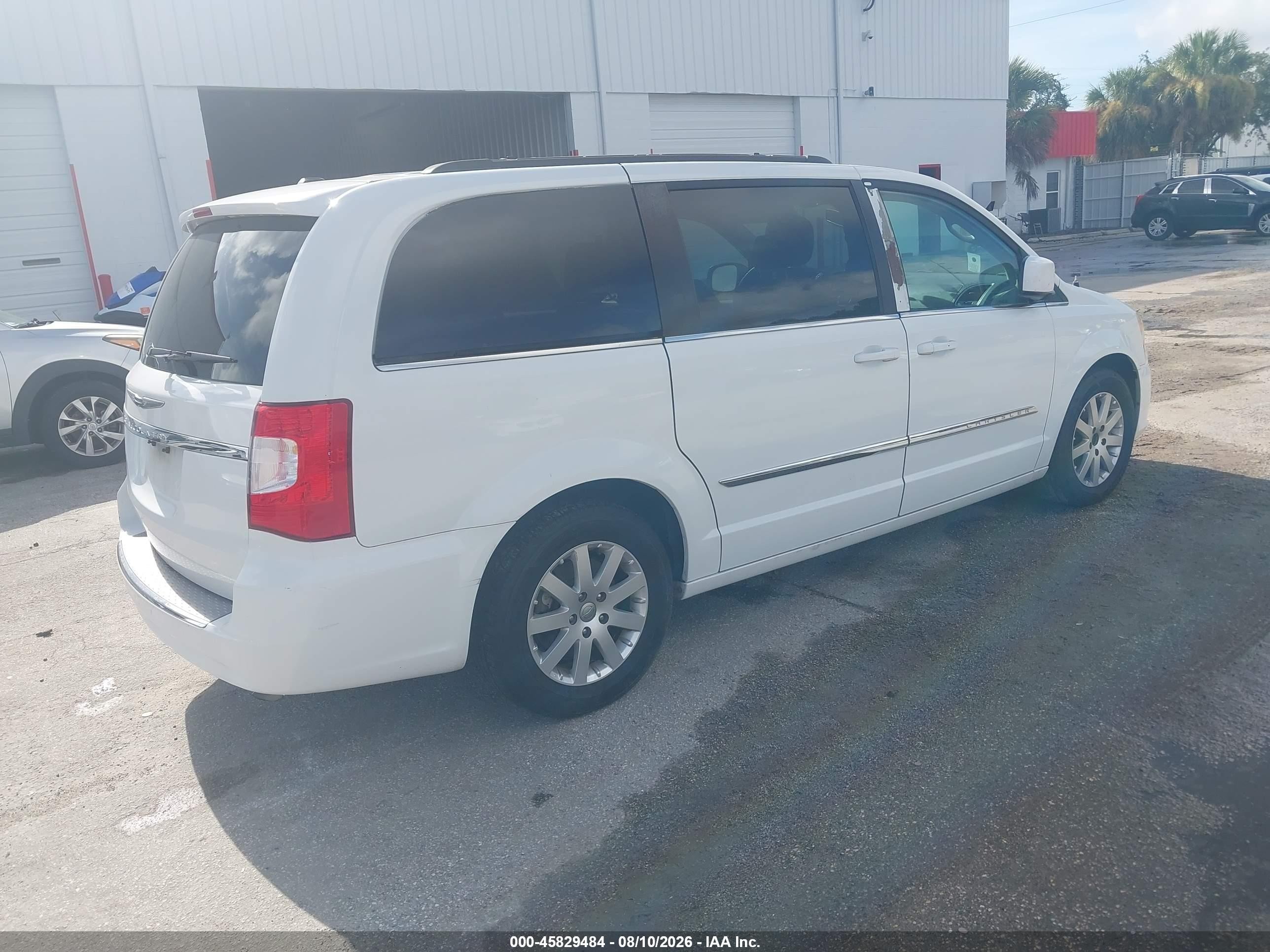 2015 Chrysler Town & Country Touring White vin: 2C4RC1BG4FR551559