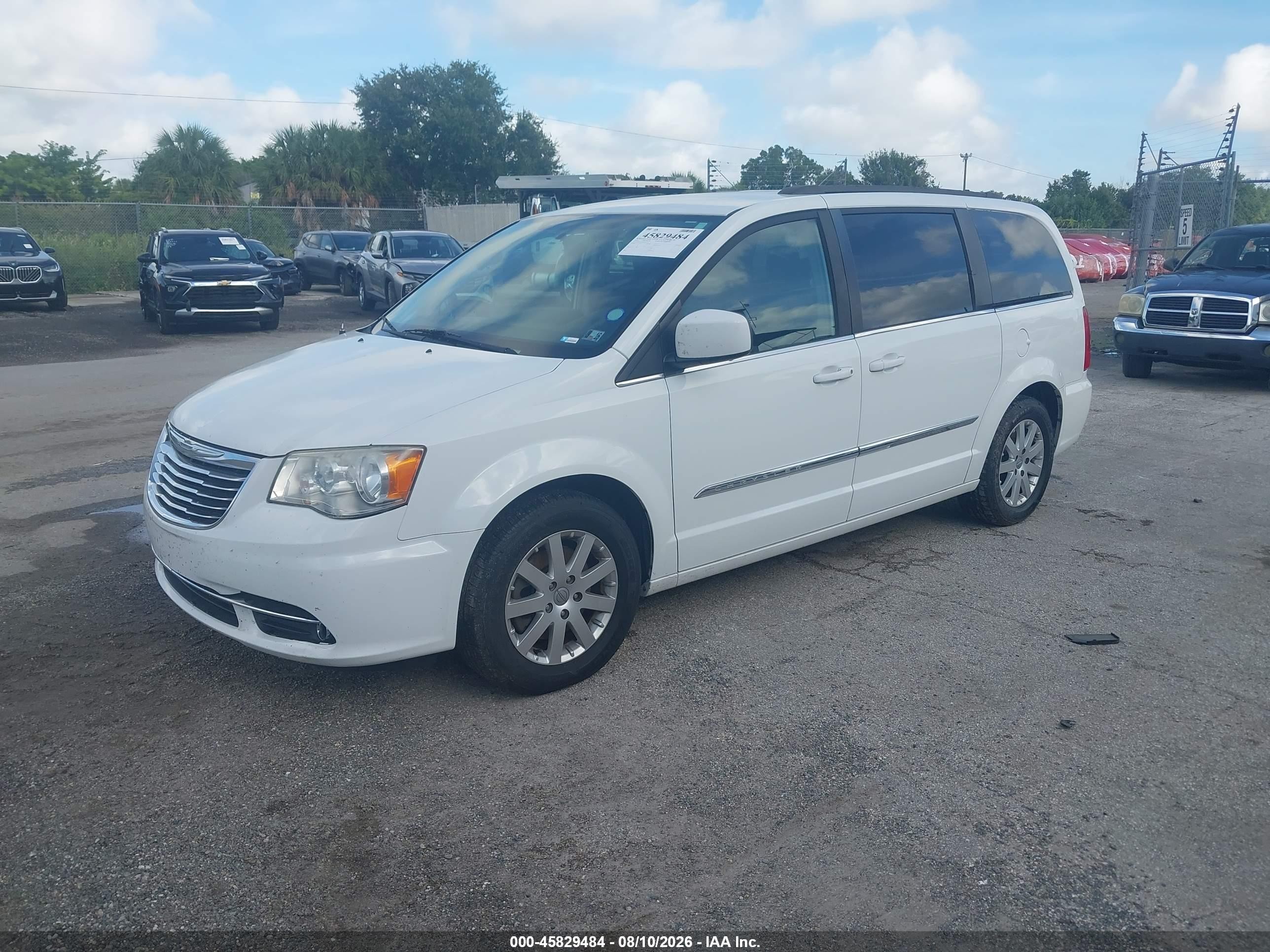 2015 Chrysler Town & Country Touring White vin: 2C4RC1BG4FR551559
