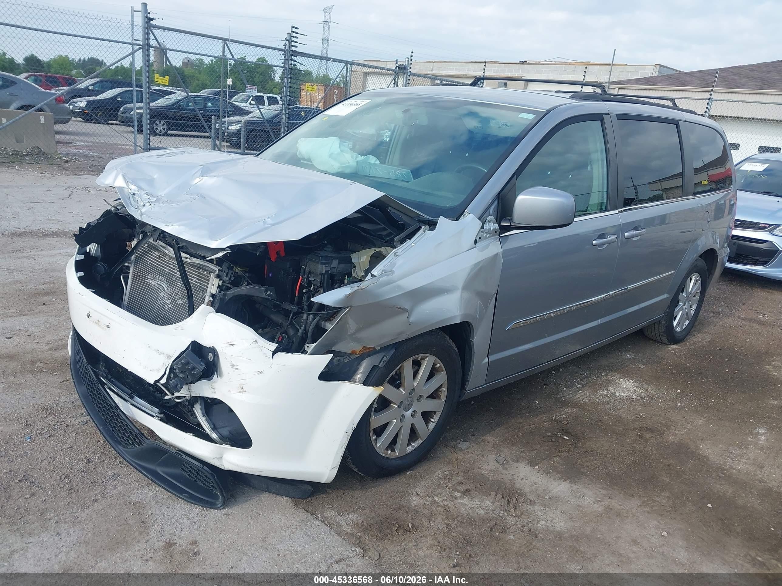 2015 Chrysler Town & Country Touring Silver vin: 2C4RC1BG4FR582424