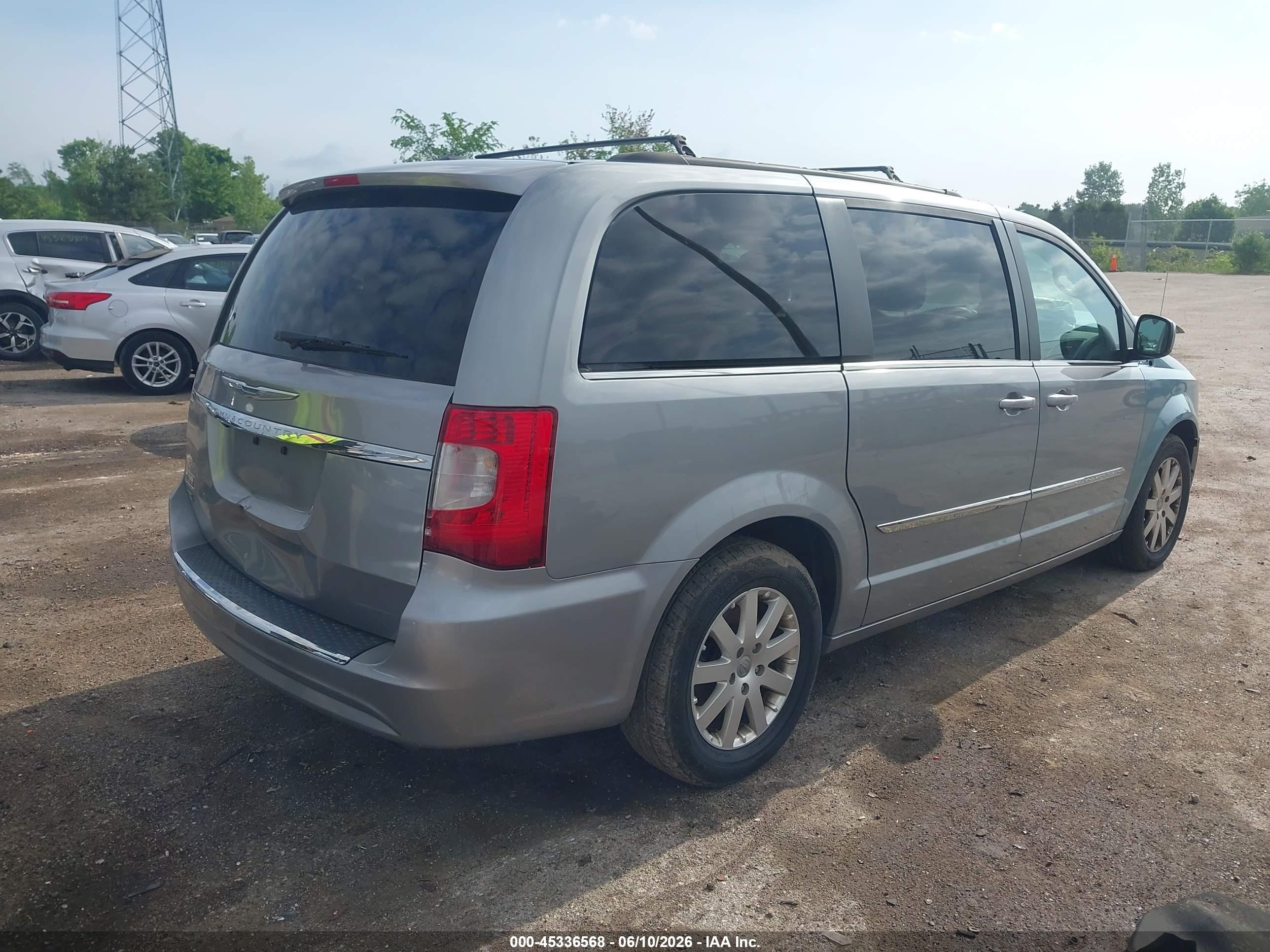 2015 Chrysler Town & Country Touring Silver vin: 2C4RC1BG4FR582424