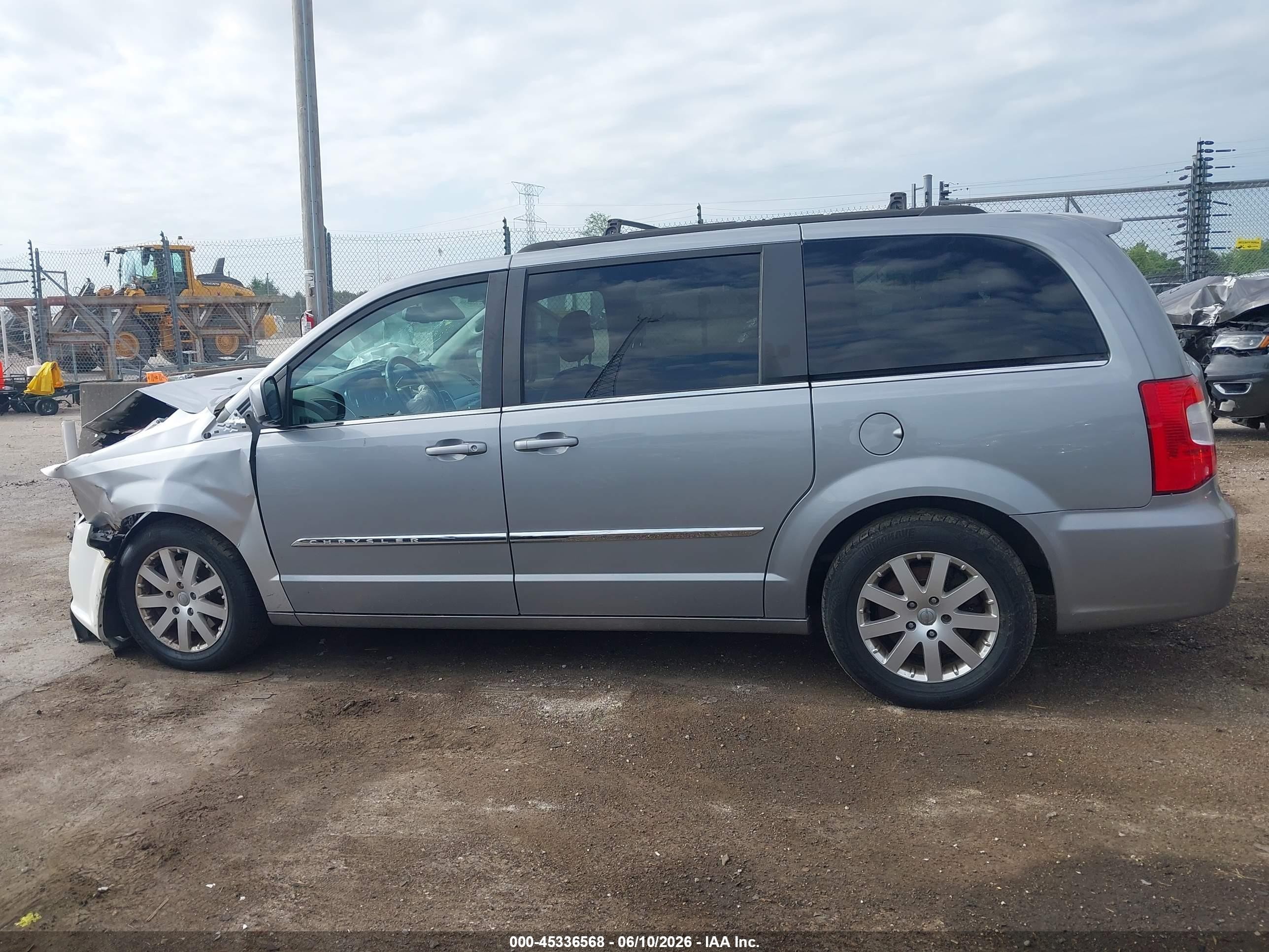 2015 Chrysler Town & Country Touring Silver vin: 2C4RC1BG4FR582424