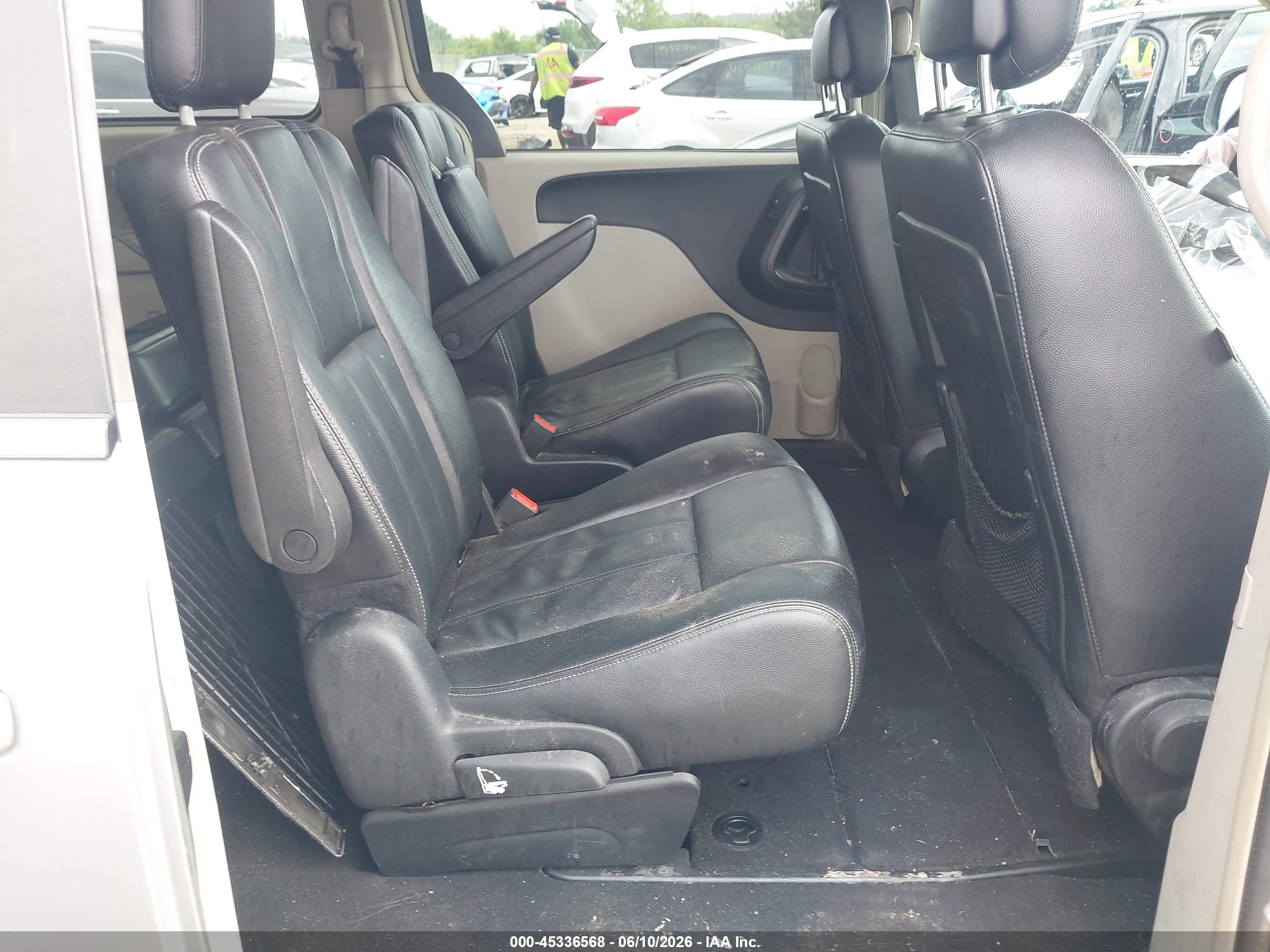 2015 Chrysler Town & Country Touring Silver vin: 2C4RC1BG4FR582424