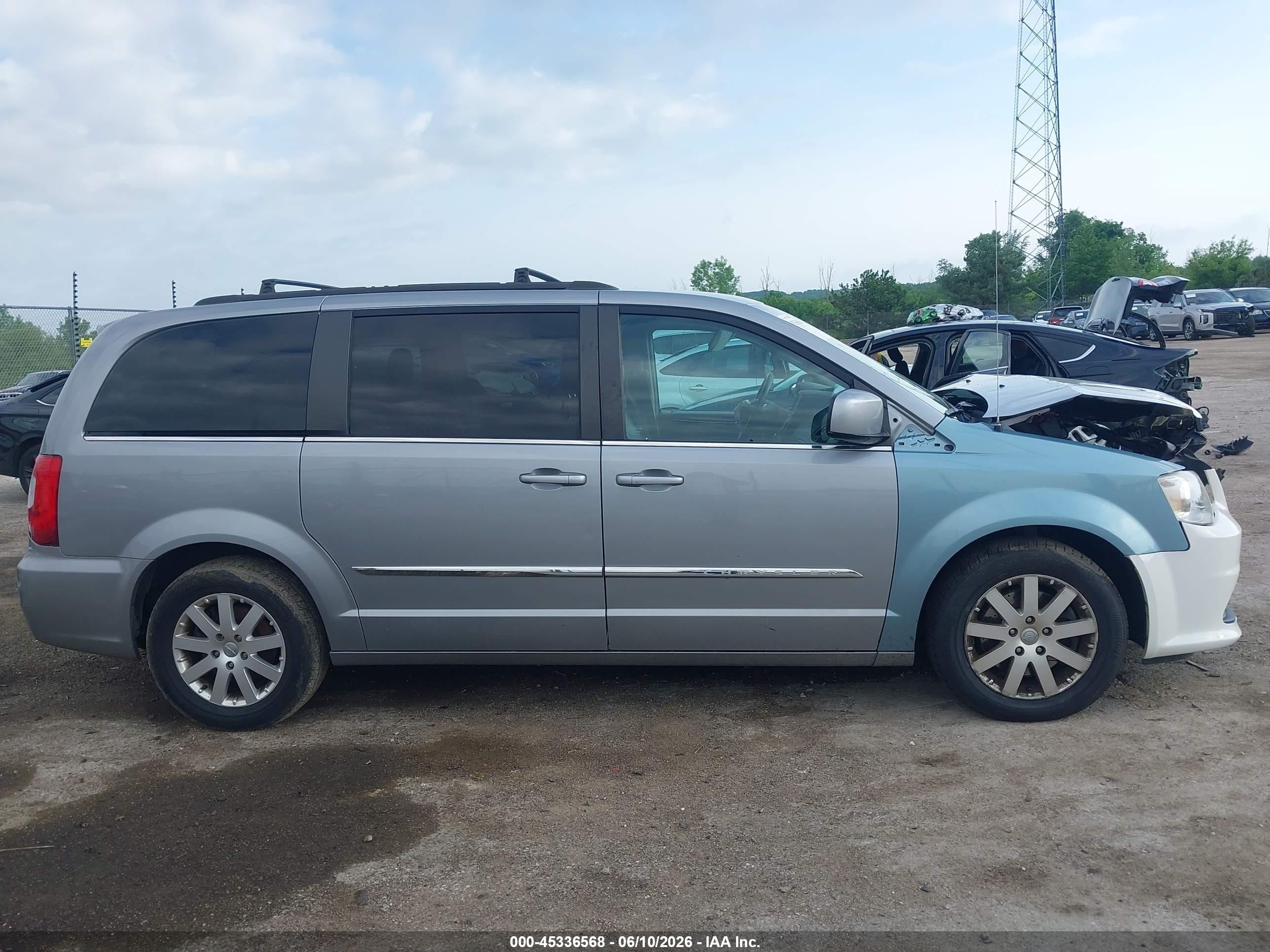 2015 Chrysler Town & Country Touring Silver vin: 2C4RC1BG4FR582424