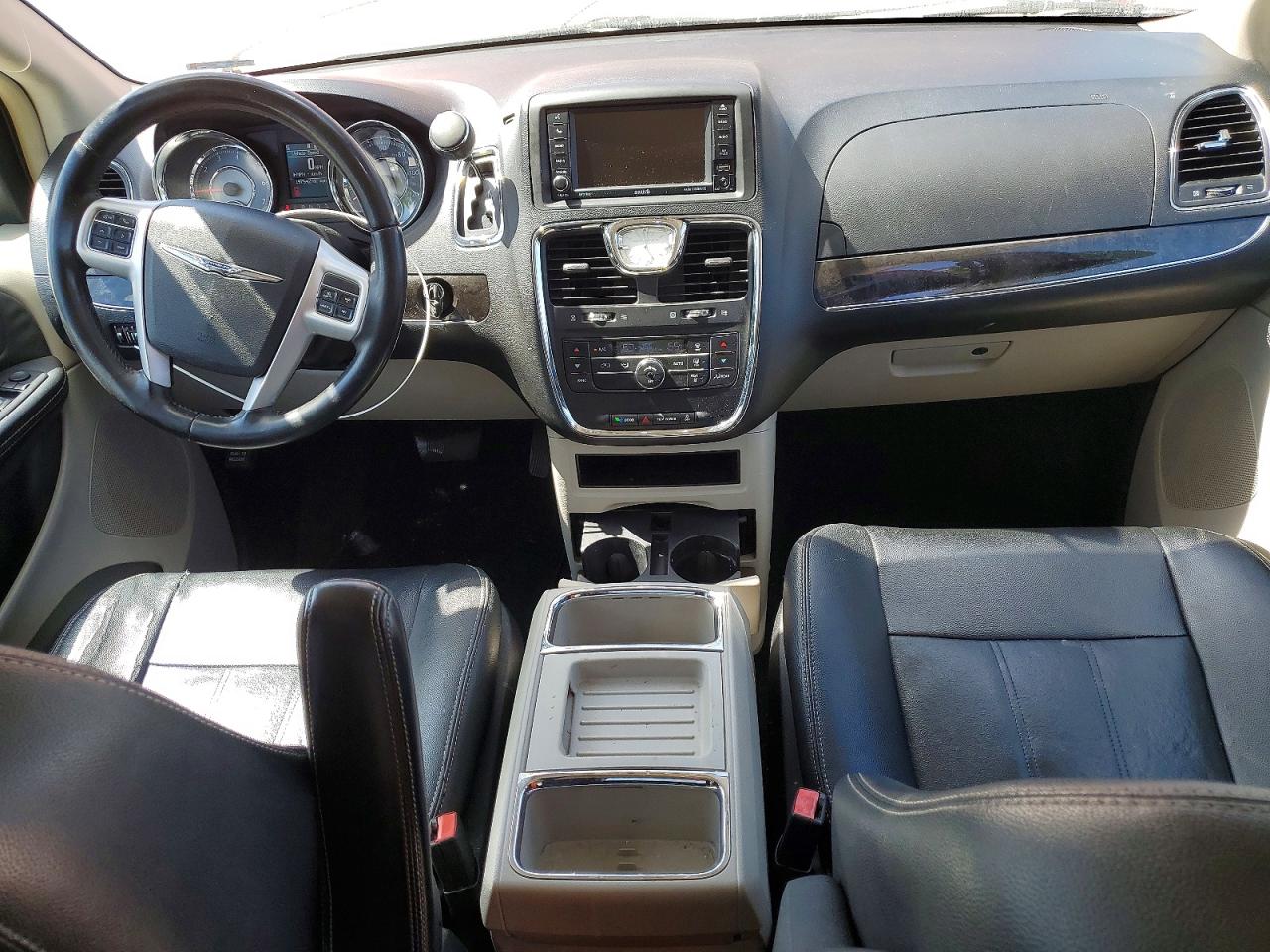 2016 Chrysler Town & Country Touring Red vin: 2C4RC1BG4GR165581