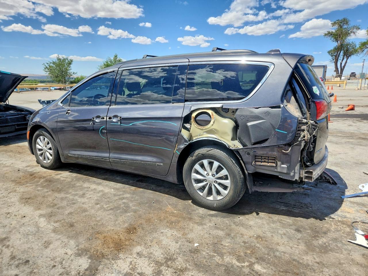 2017 Chrysler Pacifica Touring L Gray vin: 2C4RC1BG4HR513090