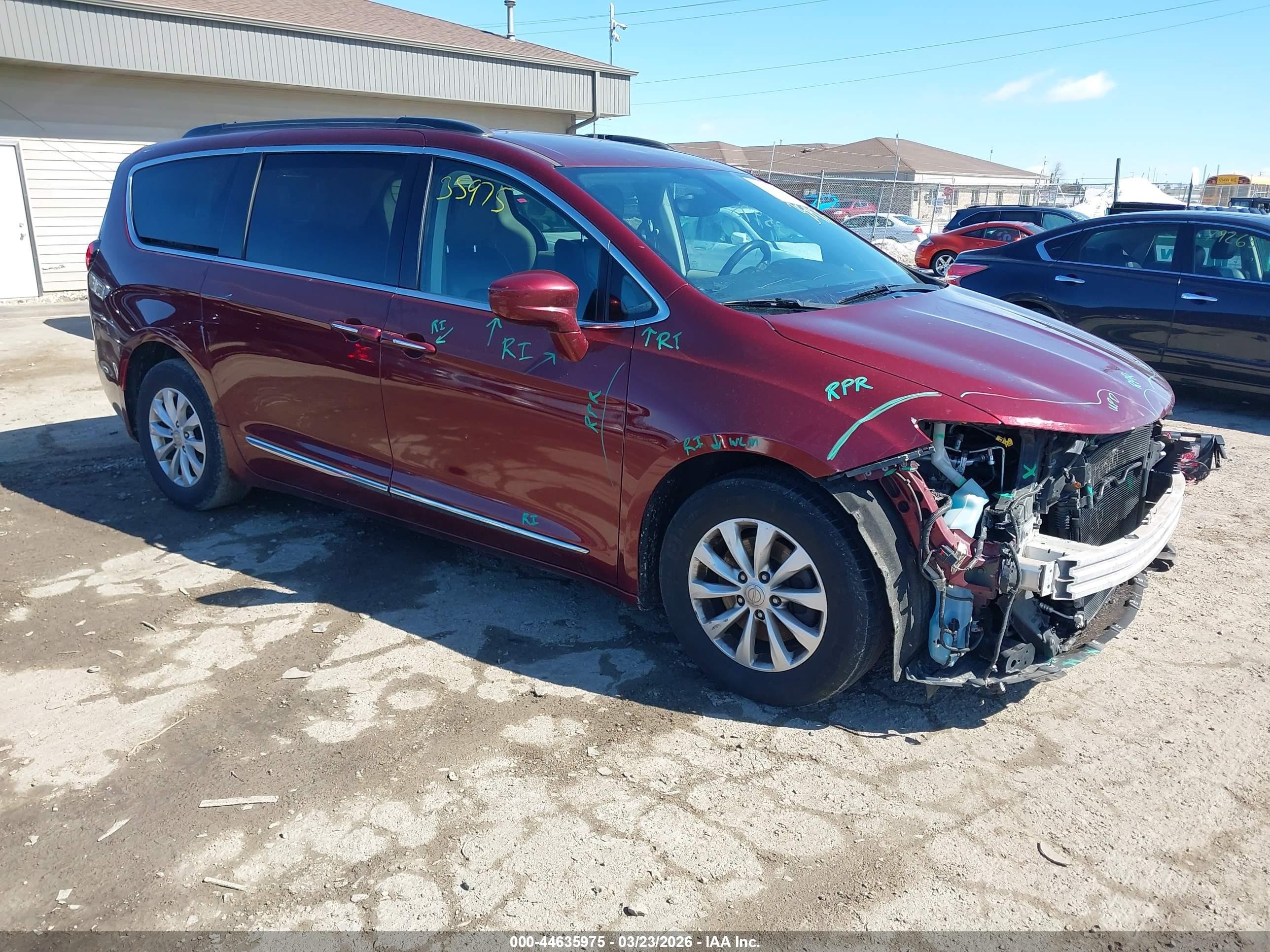 2017 Chrysler Pacifica Touring-l Burgundy vin: 2C4RC1BG4HR667847