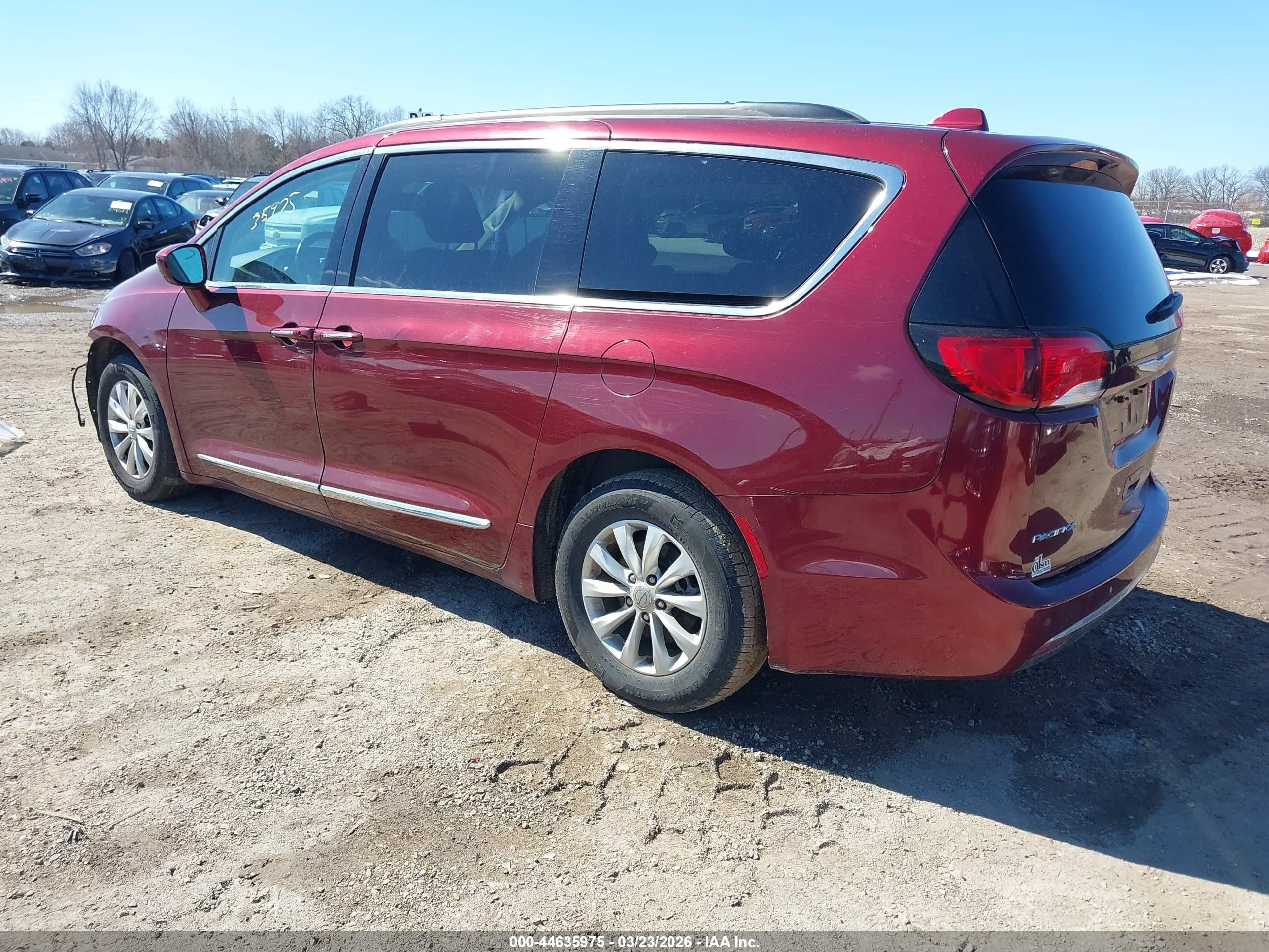 2017 Chrysler Pacifica Touring-l Burgundy vin: 2C4RC1BG4HR667847