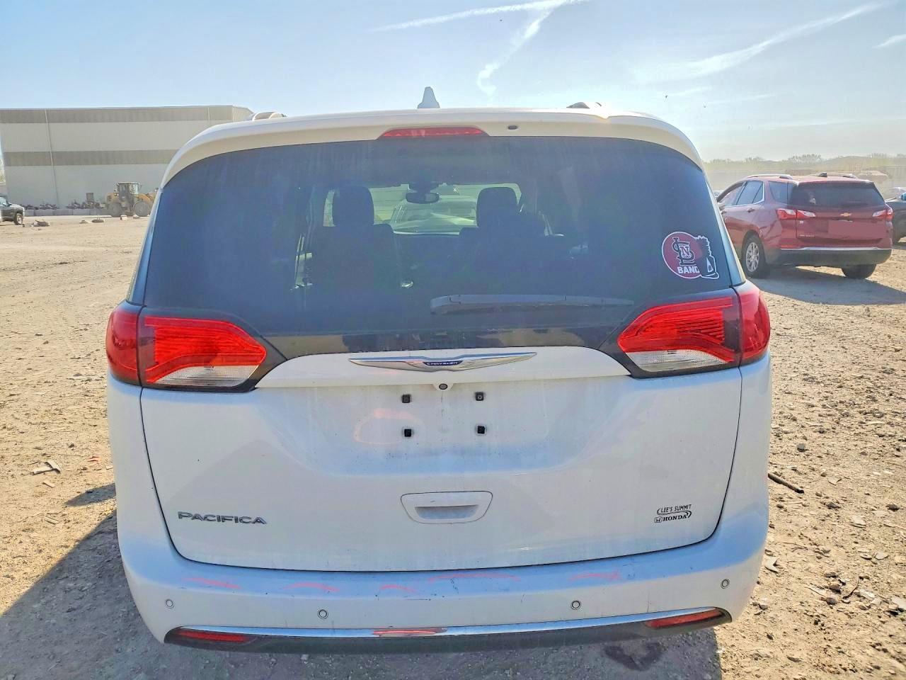 2019 Chrysler Pacifica Touring L White vin: 2C4RC1BG4KR680766