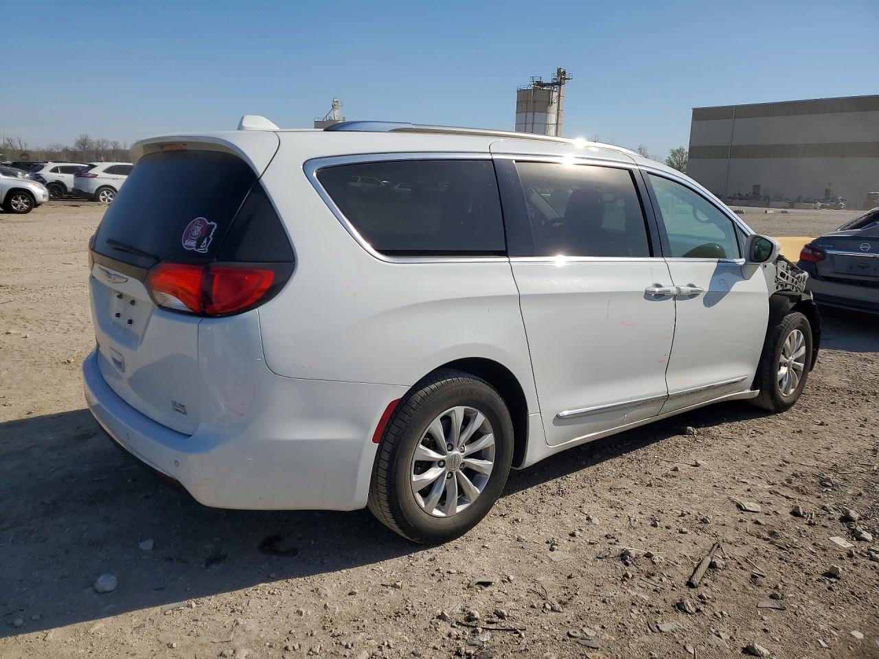 2019 Chrysler Pacifica Touring L White vin: 2C4RC1BG4KR680766