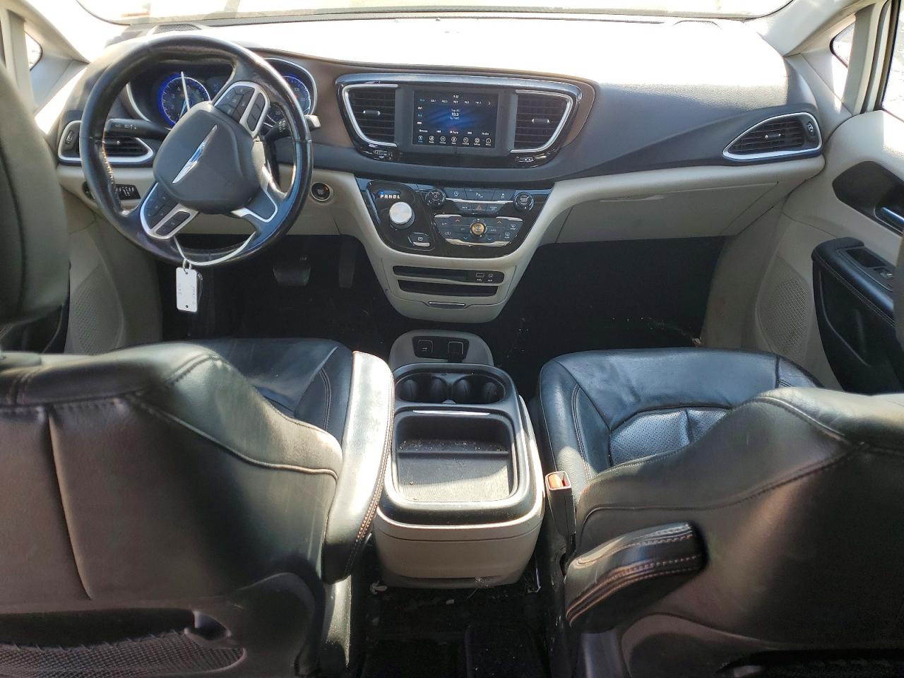 2019 Chrysler Pacifica Touring L White vin: 2C4RC1BG4KR680766