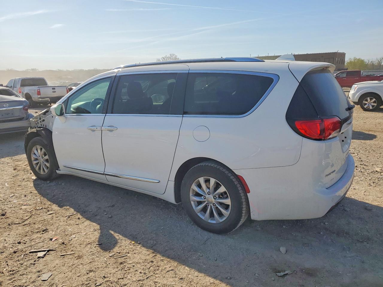2019 Chrysler Pacifica Touring L White vin: 2C4RC1BG4KR680766
